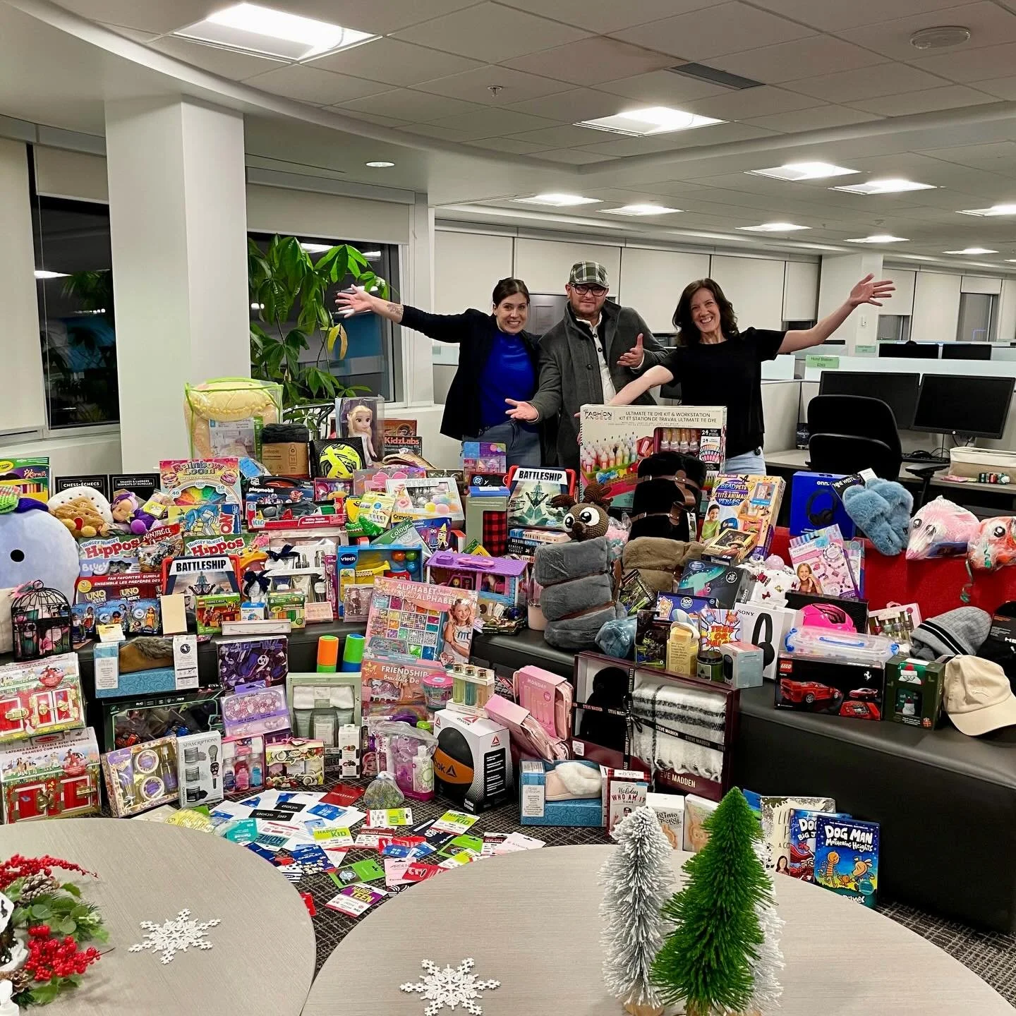 Santa&rsquo;s Workshop was overflowing with holiday magic, thanks to the Intact Insurance team in Edmonton! 🎄
 
Their team generously donated a huge load of toys and gift cards for families at WINGS, helping ensure moms could shop for their children