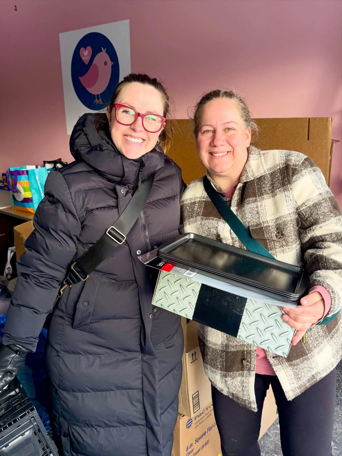 🥅 🏒 Today we welcomed some wonderful moms from North Seera 503 @north_seerahockey who stopped by with clothing and household items collected through a recent team donation drive for WINGS. 

It is support like this that helps turn spaces into homes