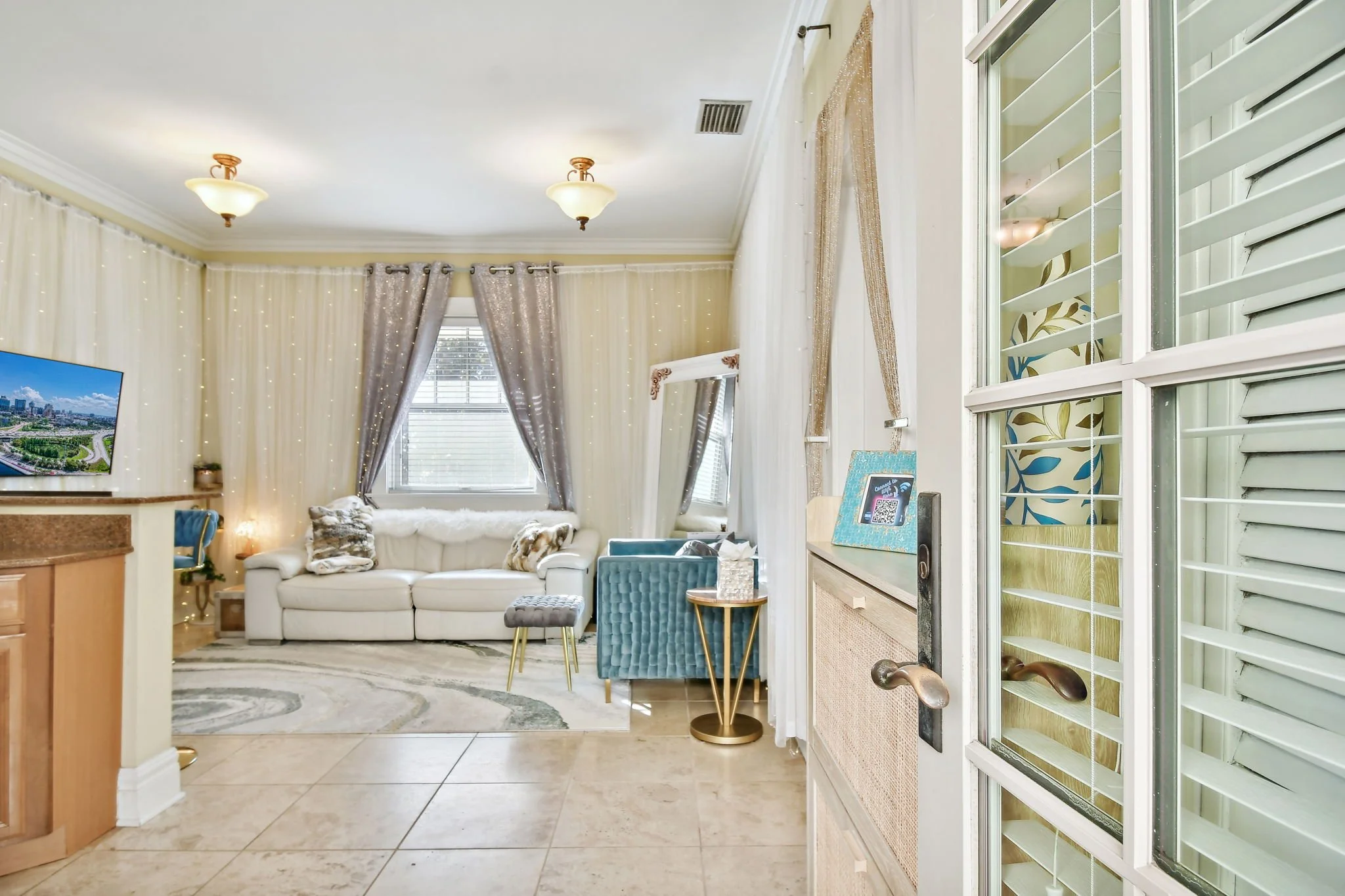 Hyde Park One Bedroom Furnished Apartment (She Shed) Sleeps 2-3 People