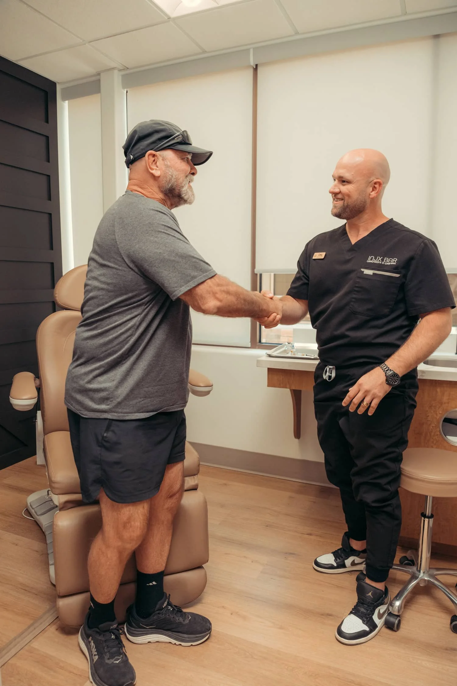 Injx Bar provider greeting a patient before NAD+ IV therapy treatment.