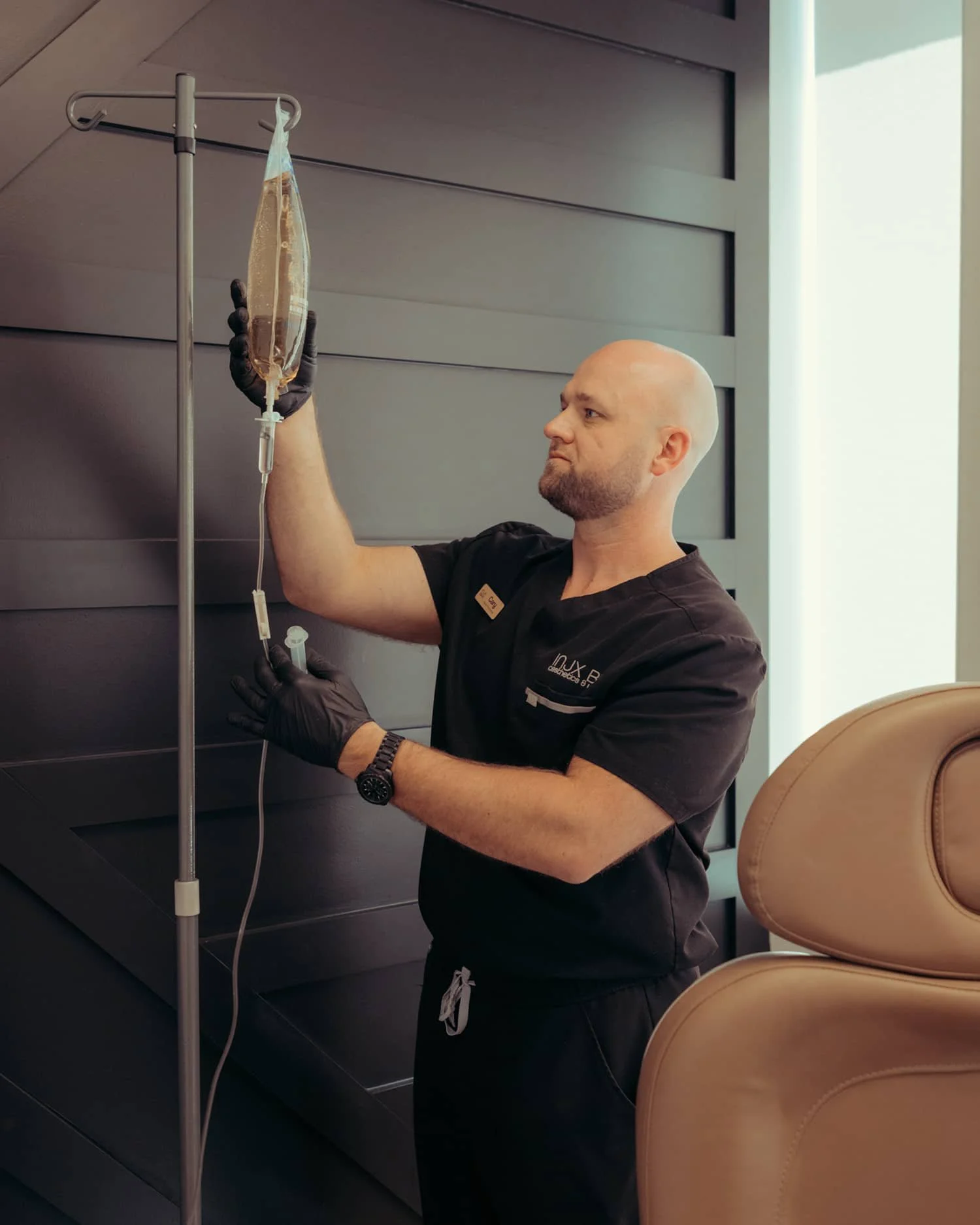 Injx Bar provider preparing an NAD+ IV infusion bag for treatment.