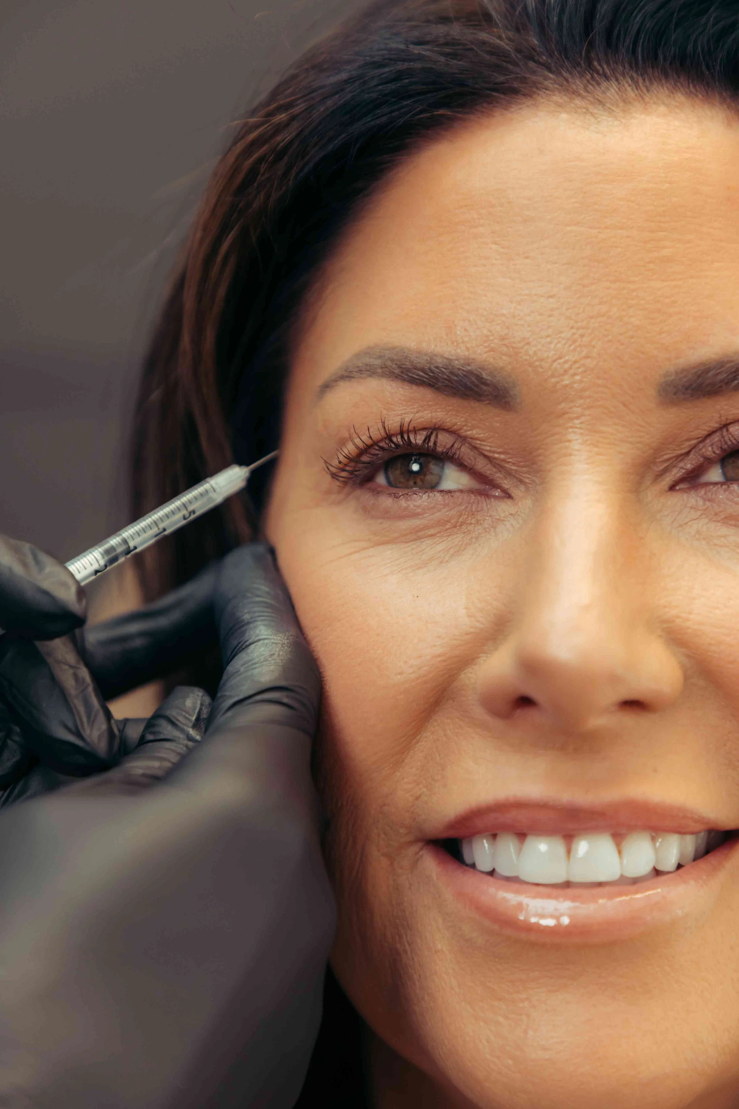 A patient getting xeomin injections in their forehead at INJX Bar in Peoria, AZ.