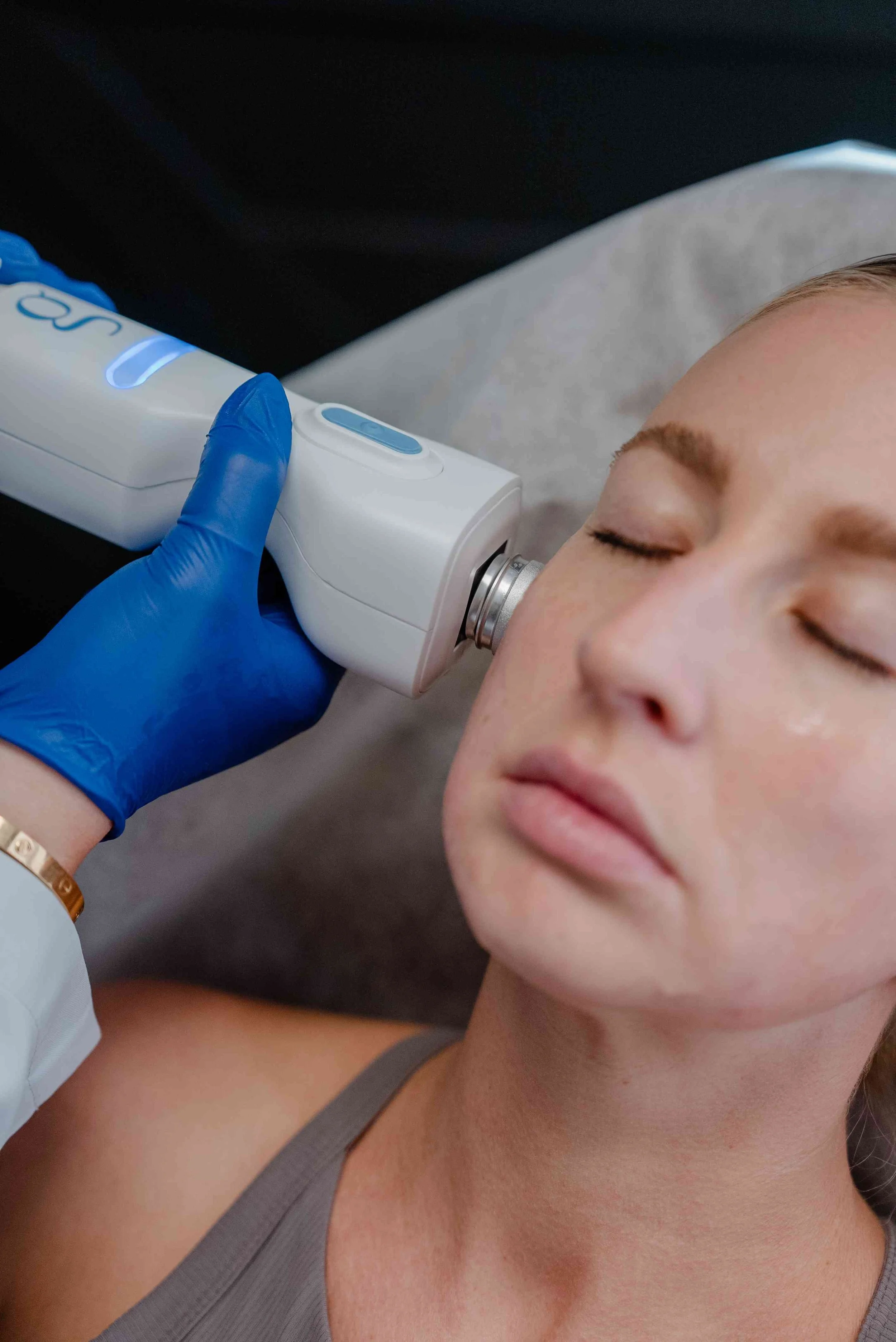 Patient getting Glacial Glide Rx treatment for inflammation and healing.
