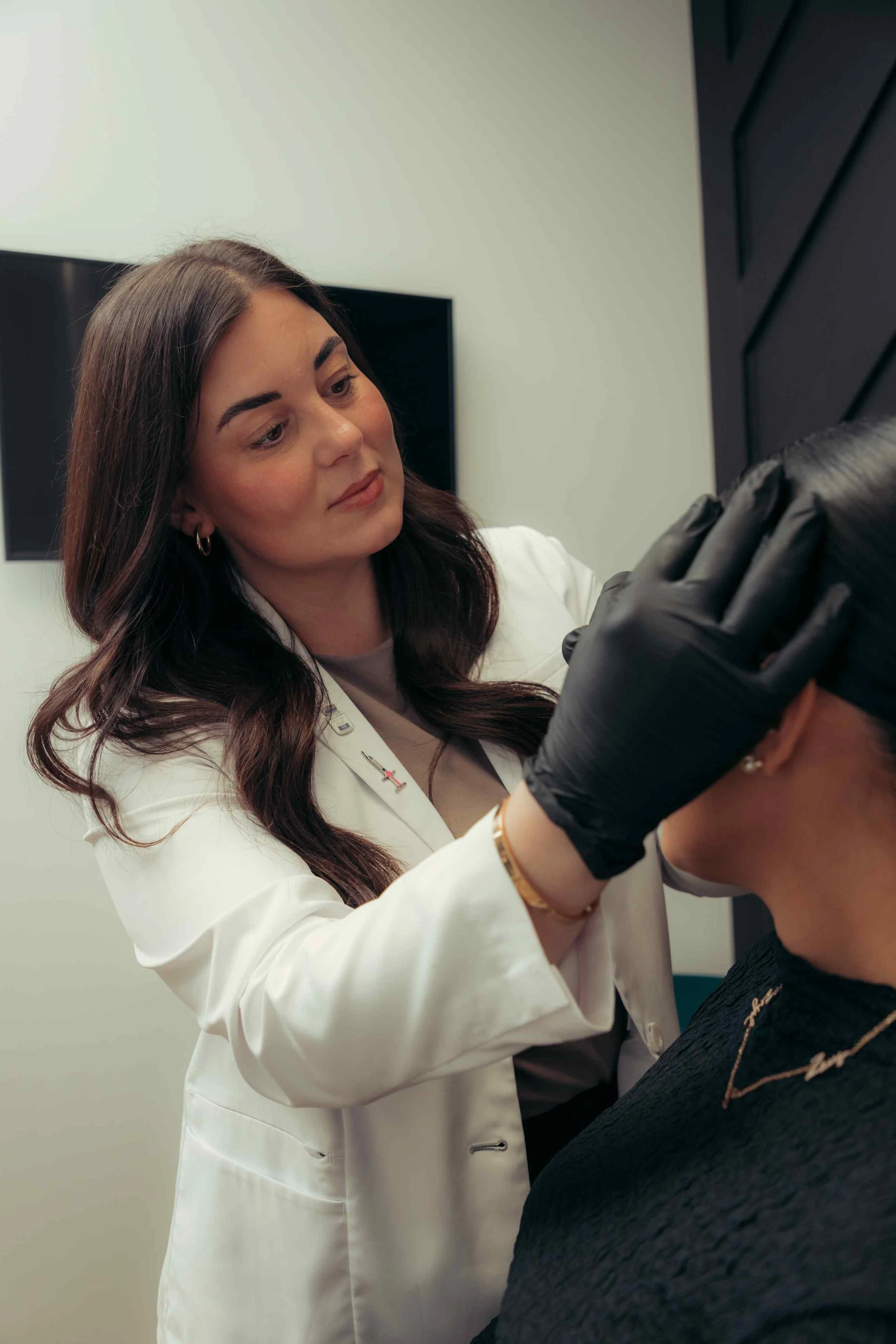 Trusted aesthetics injector in the middle of a Daxxify consultation with a patient at Peoria, AZ.