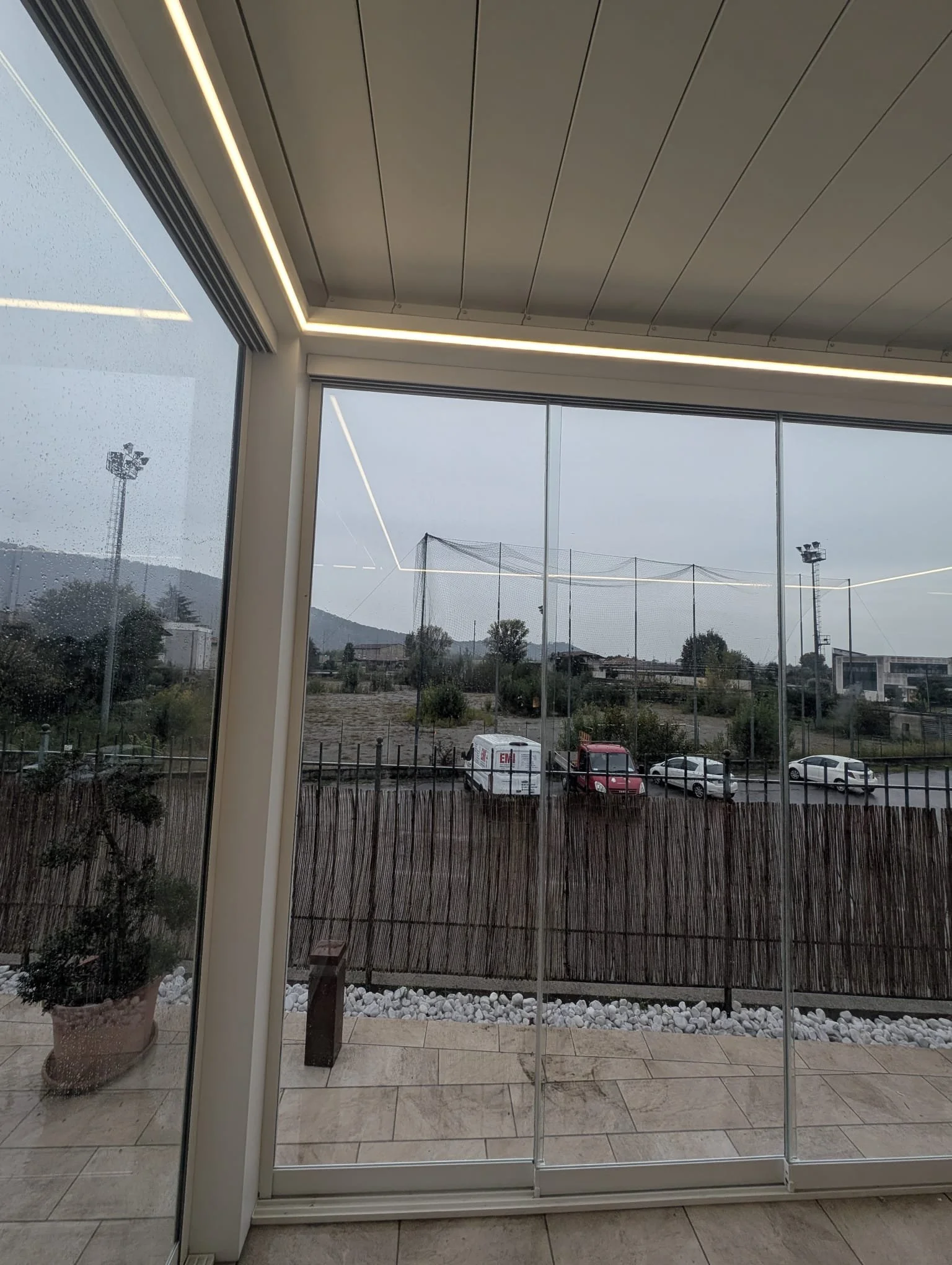 Vetrate Scorrevoli di EMI PROTEZIONE miglior soluzione per la protezione da vento e pioggia, massima trasparenza e design tutto vetro per valorizzare pergole, terrazzi e balconi. Realizzazione su misura e installazione professionale.