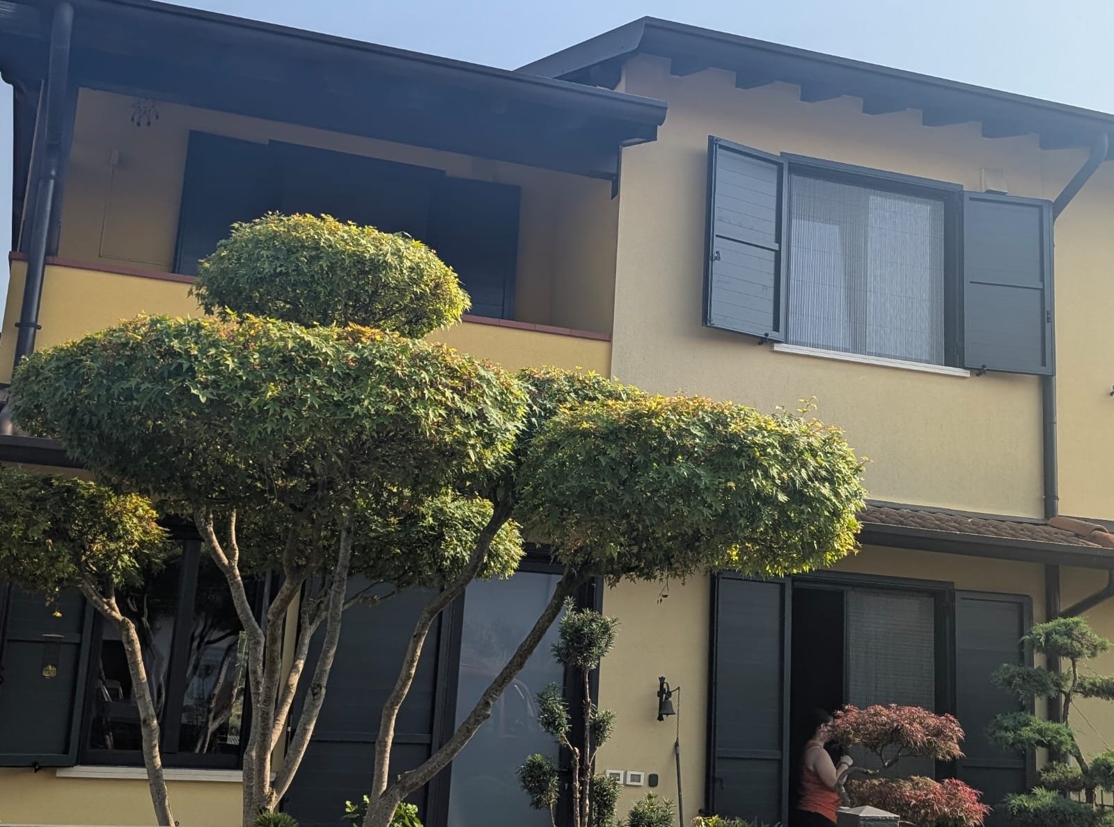 Serramenti in Resina, PVC e grande vetrate scorrevoli in alluminio a taglio termico installate da EMI Infissi & Serramenti in una villa moderna sul Lago di Garda, Brescia, Lombardia e Veneto.