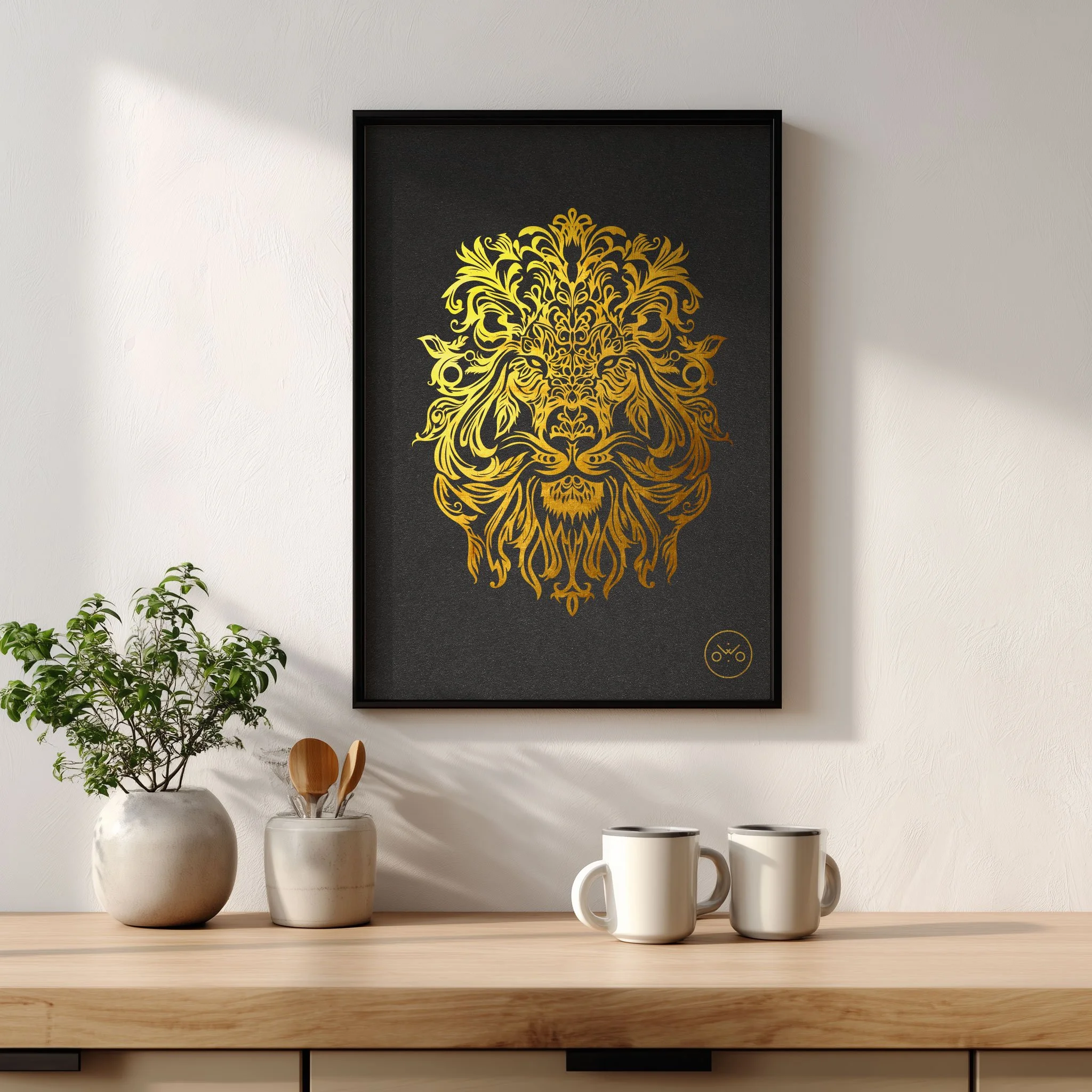 Une affiche avec un dessin de lion doré sur fond noir, exposée au mur au-dessus d'une planche en bois. Sur la planche, il y a une plante en pot, deux cuillères en bois dans un autre pot, et deux tasses blanches.