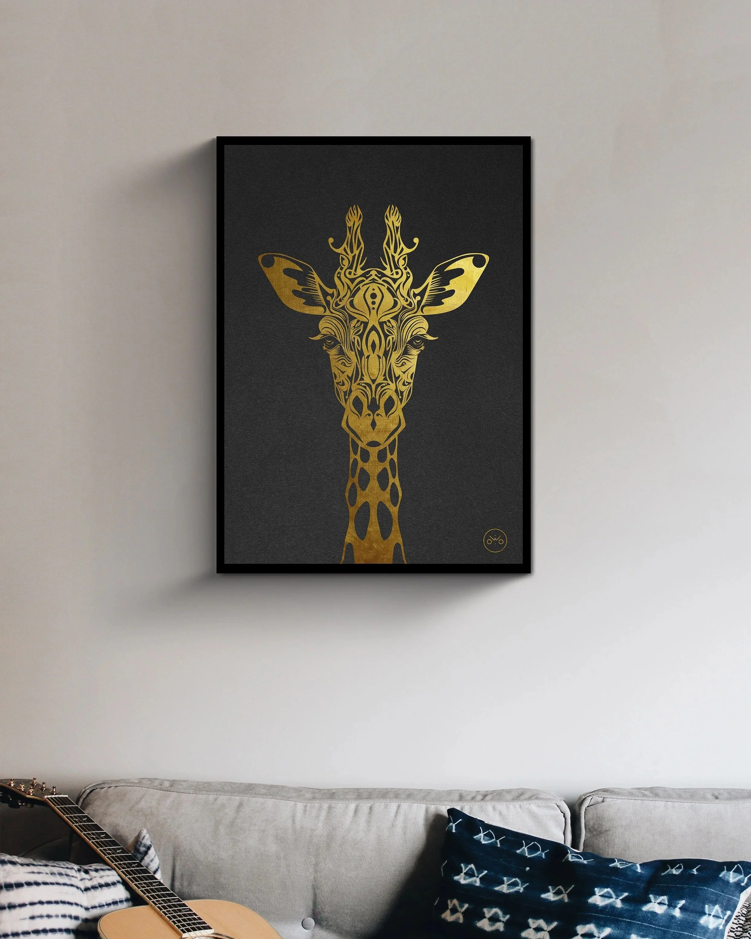 Un tableau noir avec un dessin de girafe en or stylisée.