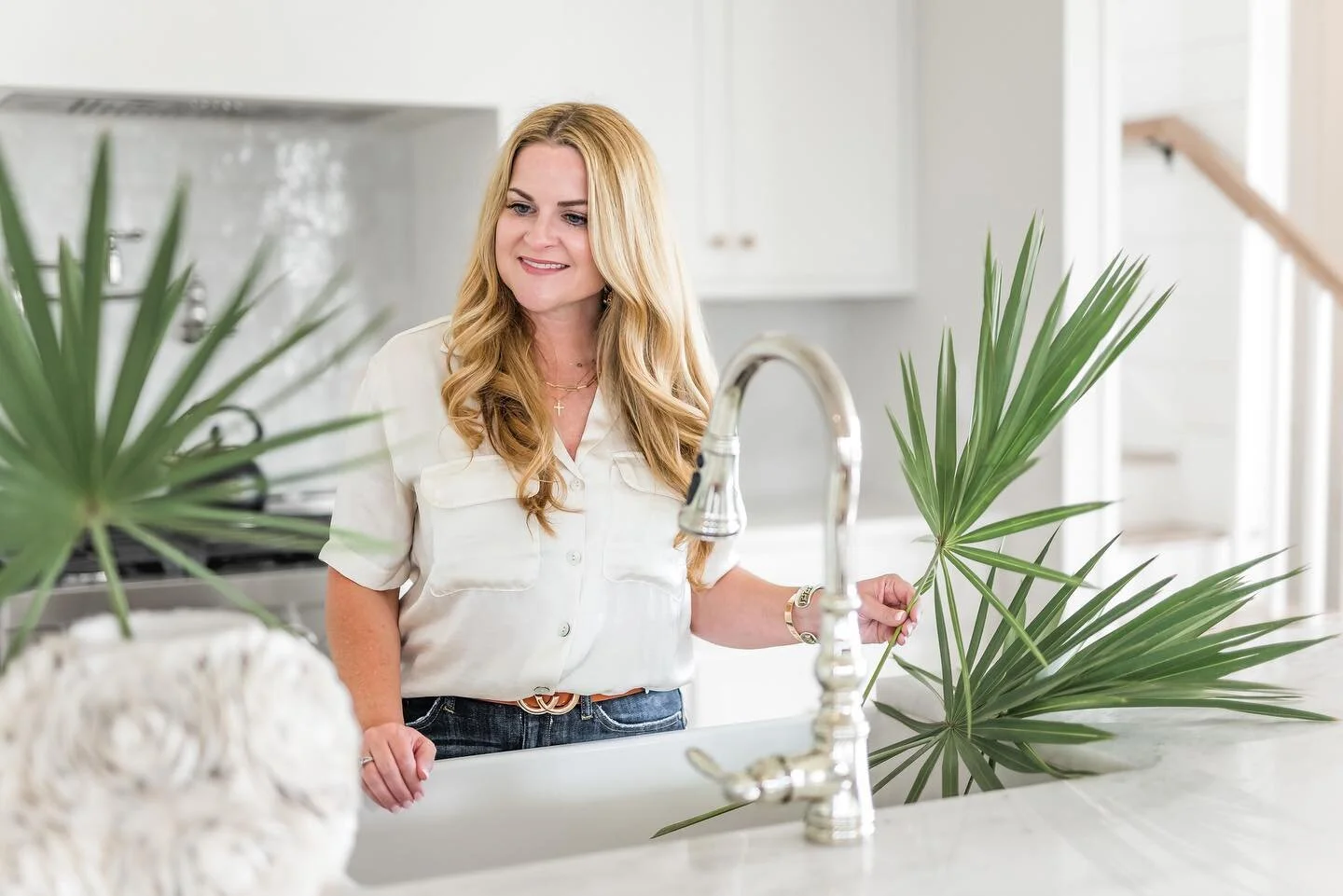 One of the best home accessories is fresh flowers or stems&hellip;and even better when they come from your own back yard! 

Since moving to Florida, these fan palm stems have become a staple in my kitchen or on my dining table. They grow wild and are