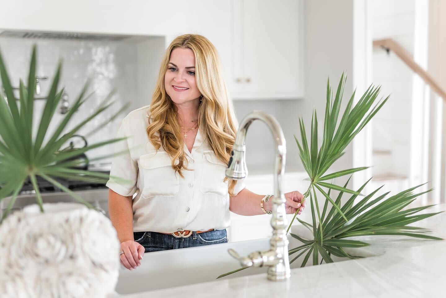 One of the best home accessories is fresh flowers or stems&hellip;and even better when they come from your own back yard! 

Since moving to Florida, these fan palm stems have become a staple in my kitchen or on my dining table. They grow wild and are
