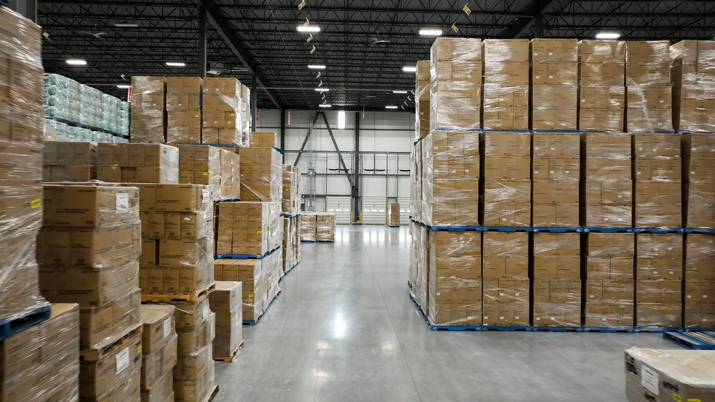 Boxes for transport in the XTL distribution center 