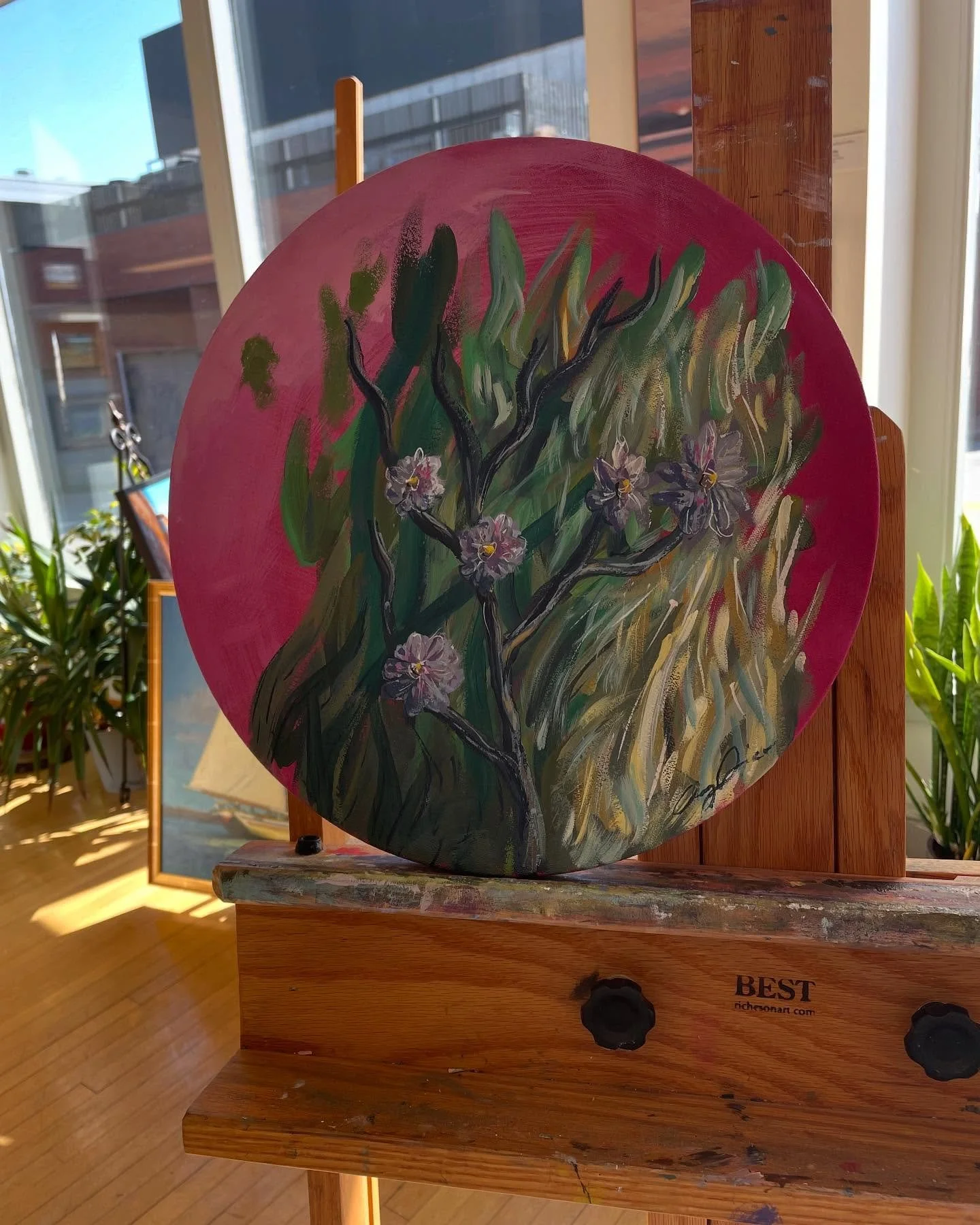 Messing around with a circular canvas I made at the gallery 🌸
.
.
.
.
 #plantart #painting #artstagram #galleryart #traditionalartwork #studioart #monsteraalbo #portlandmaine #oldport #stilllife #paintersofinstagram #artdaily #acyliconcanvas #painti