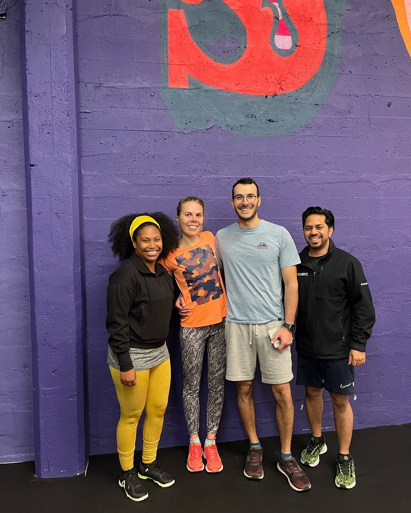 Say what&rsquo;s up to this morning&rsquo;s Free Intro class with Coach Amber! Also say what&rsquo;s up to Coach Amber&rsquo;s sweet yellow leggings and headband 🍋 
.
.
.
#introtocrossfit #crossfitintro #crossfitsanfrancisco #crossfitsouthpark