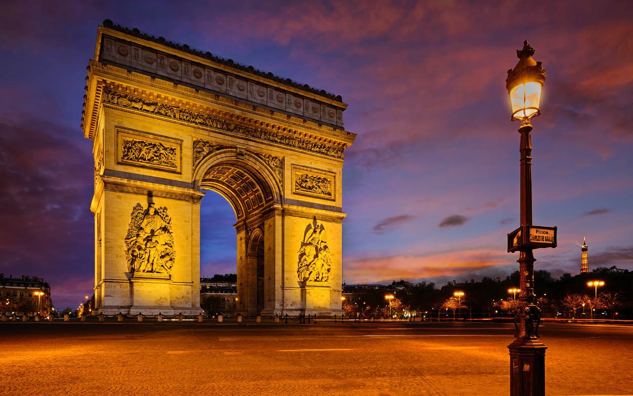 Ian Borthwick, Reduced to Silence , 2020
A scene perhaps never to be repeated. Usually, at 10:30 pm on a Saturday night – or any night – the Place Charles de Gaulle (aka Place de l’Étoile) is a heaving mass of traffic, 12 unformed klaxonning lanes