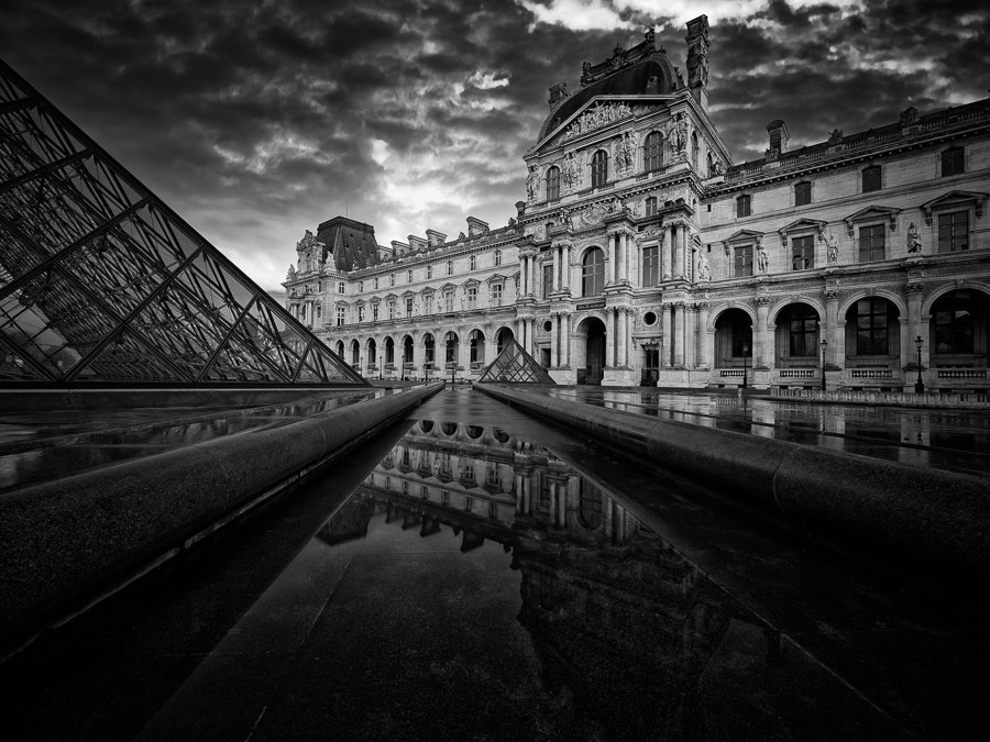 Ian Borthwick, Eerie Silence , 2020
With nine million visitors a year, the Cour Napoléon, the heart of the Louvre, is understandably another part of Paris that is habitually over-run with people. Even on Tuesdays, when the Louvre is closed, crowds