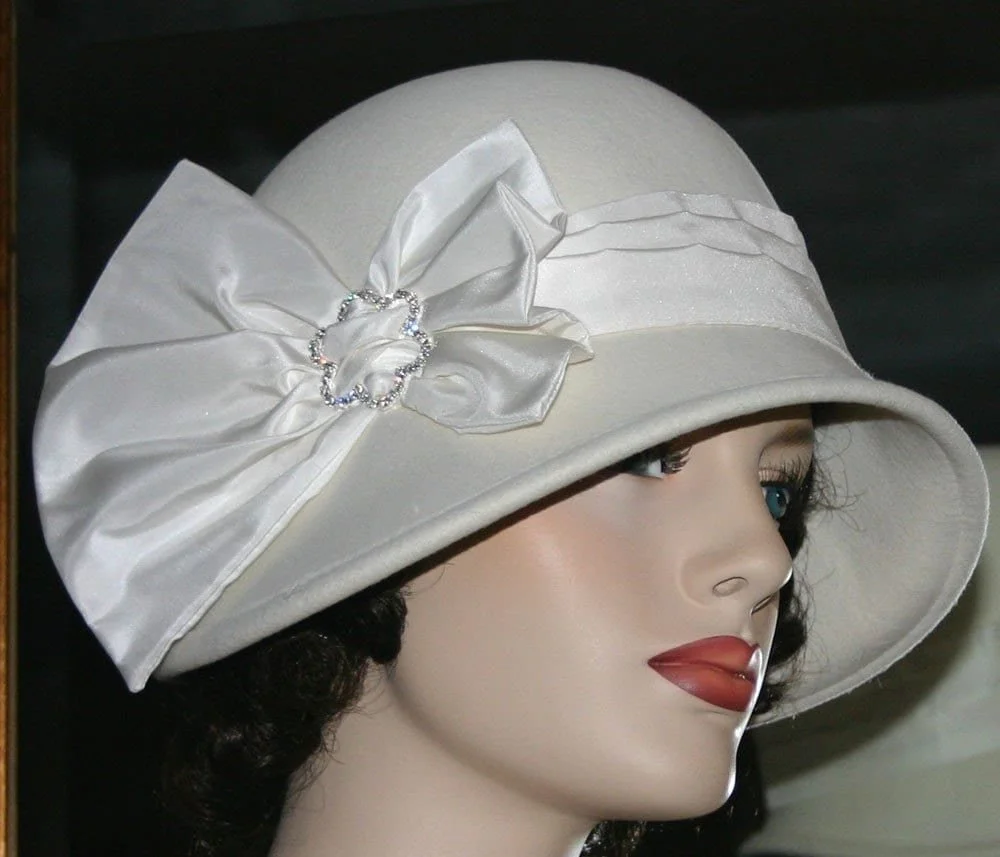Ivory Flapper Cloche Hat — East Angel Harbor Hat Shop  display picture 2
