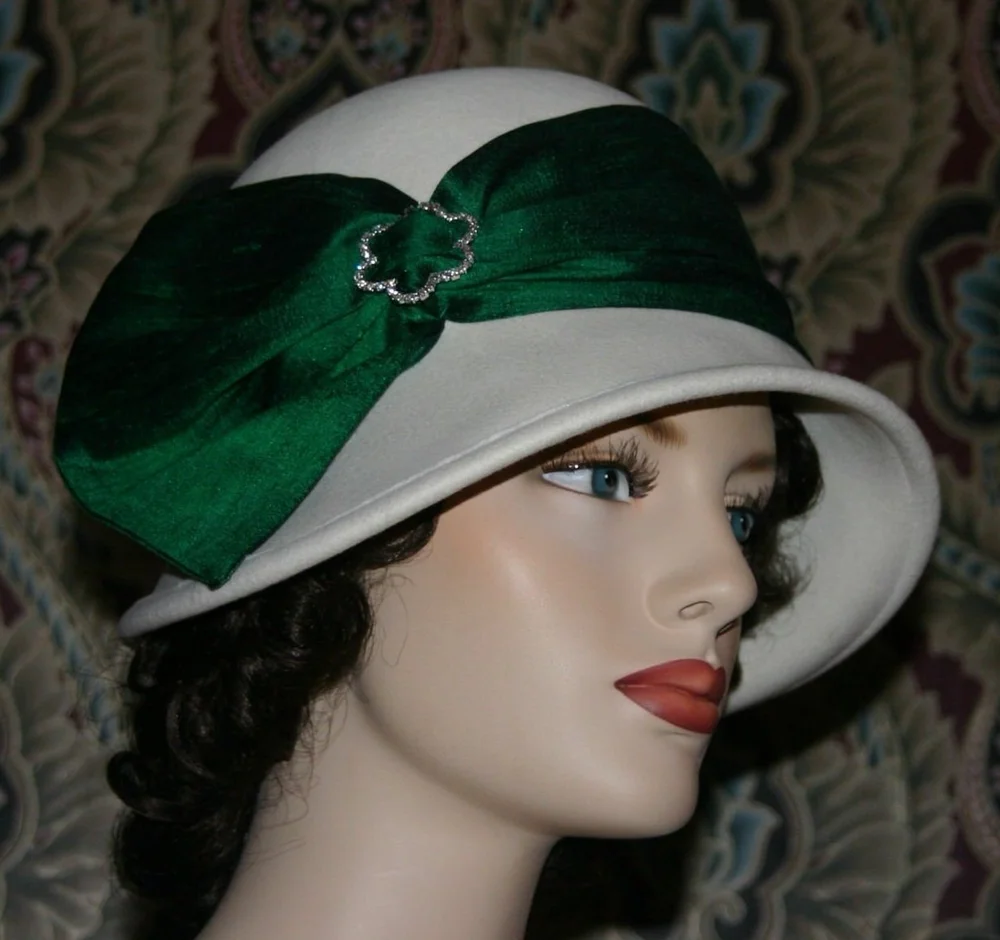 Elegant Ivory Wool Flapper Style Cloche Hat with Emerald  display picture 1