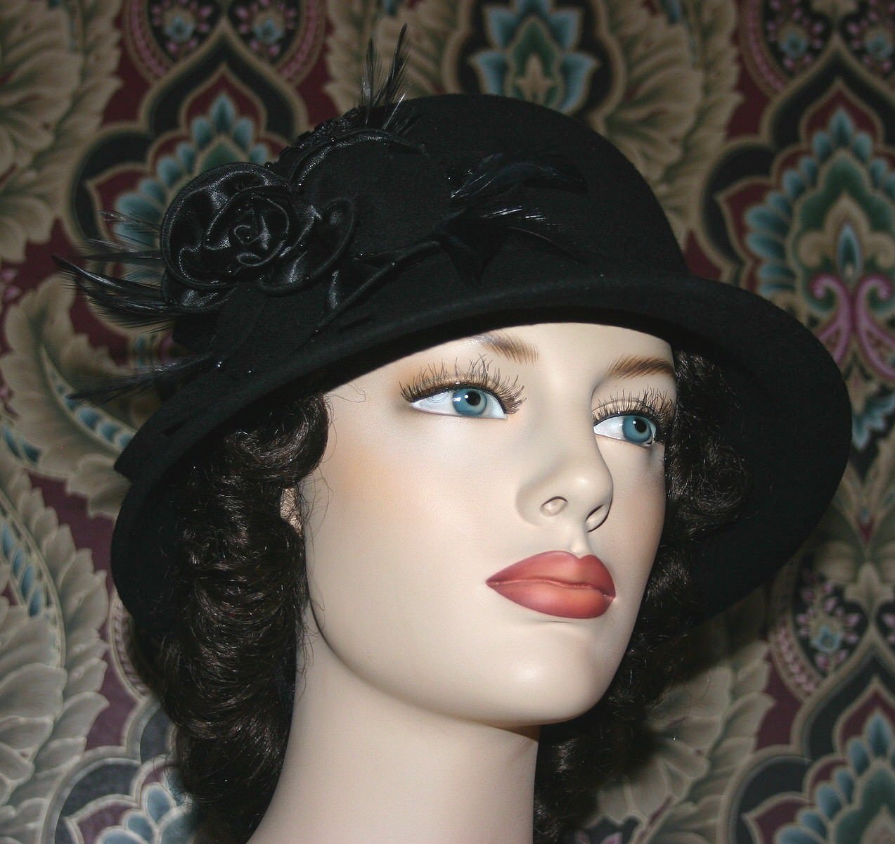 This black wool hat combines style with comfort and warmth for a truly versatile accessory.
