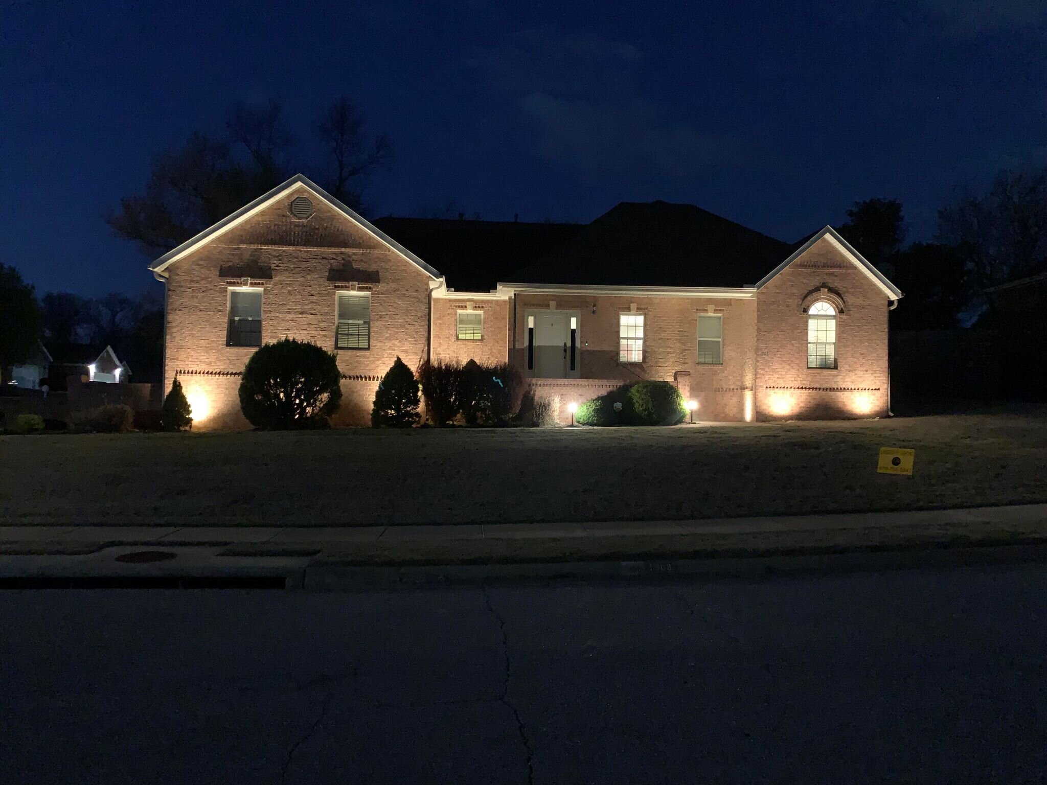✍️Every landscape lighting project requires a 𝑐𝑢𝑠𝑡𝑜𝑚 𝑑𝑒𝑠𝑖𝑔𝑛 with specific lights chosen to enhance the architecture and landscaping of the property. 
In this project we completed earlier this week, we utilized up-lights and 𝙨𝙞𝙡𝙝𝙤𝙪𝙚