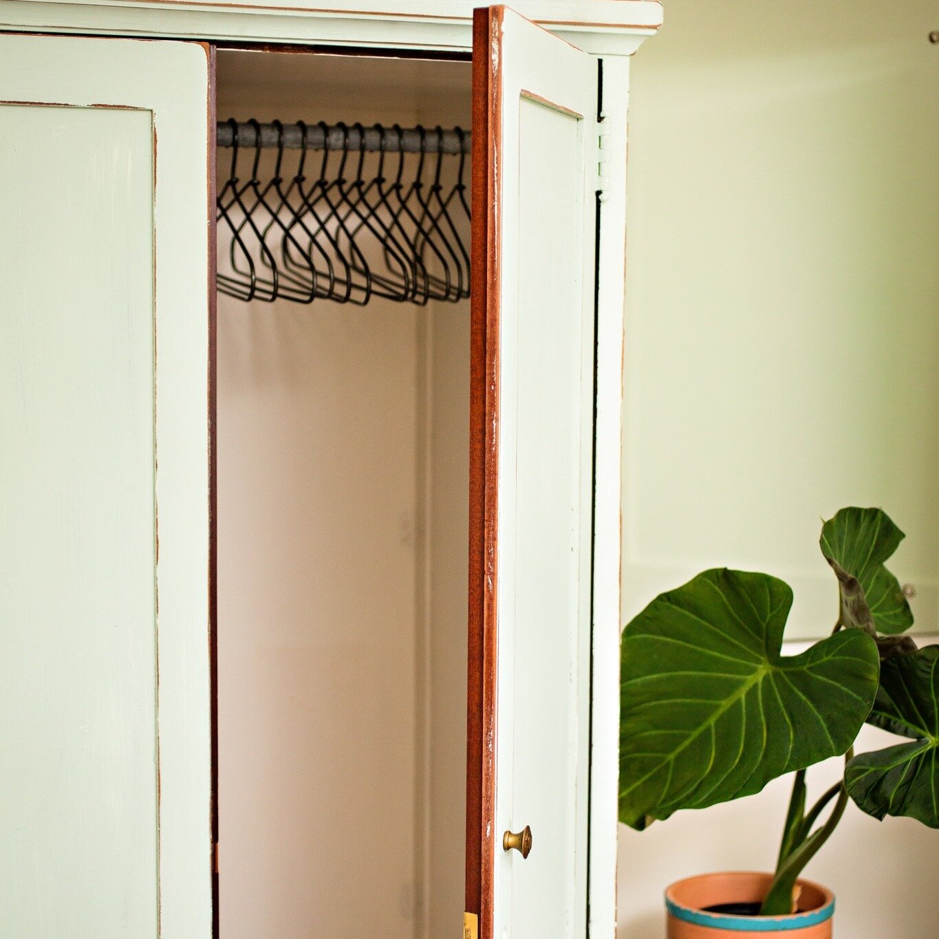 No closet? No problem! ...This beautiful antique wardrobe is beautiful and stylish in a small guest space. And the best thing.....you are less likely to stuff it with things you don't ever use. 
.
Design: Barefoot Dwelling 
Photo: @mindybest 
.
.
.
#