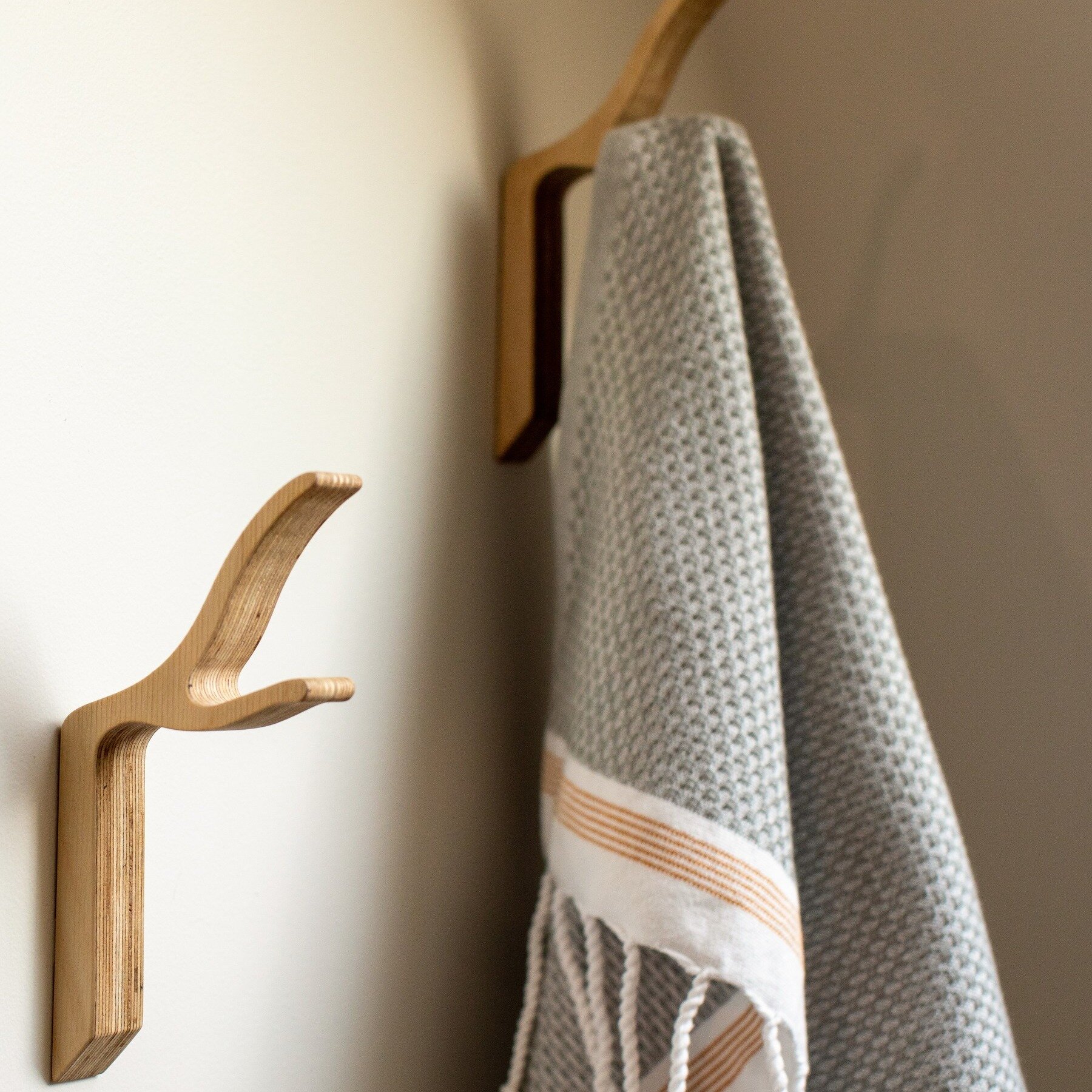 Have you ever complained that your towel is still damp after hanging it to dry? These beautiful bamboo hooks on Etsy solve that problem for our clients and we love the organic, handmade look in a fresh, renovated bath.
.
Design: Barefoot Dwelling 
Ph