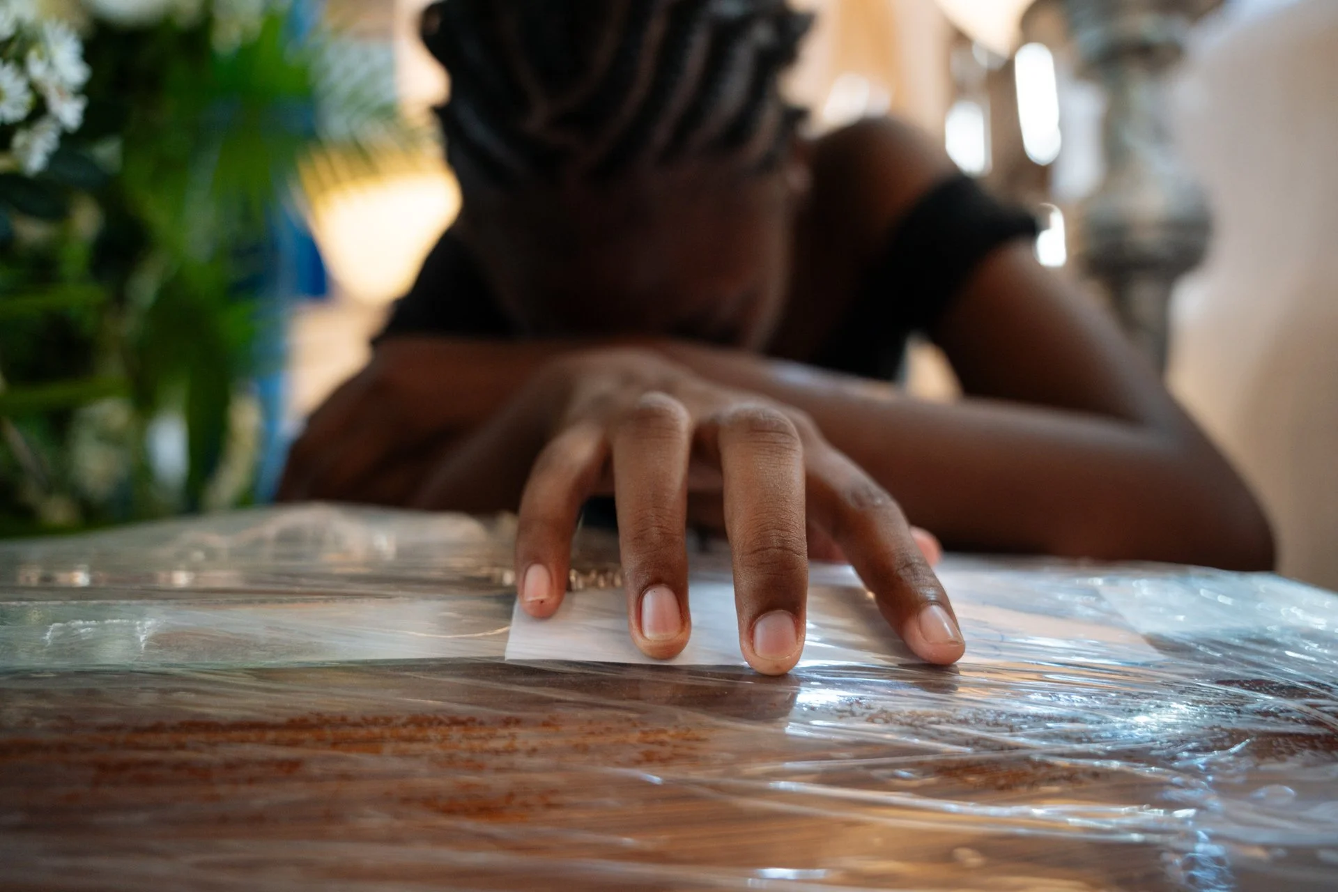 A neighbor weeps over the coffin of 15-year-old Nehemías Zambrano. She recalls that Nehemías used to accompany her to the shop to make sure she arrived safely. He was a caring and respectful boy, loved by those who knew him.