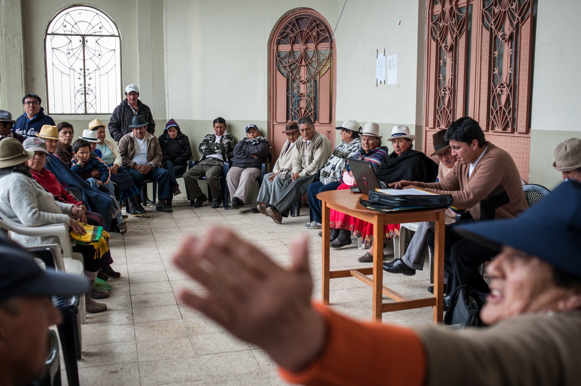 Victoria de Portete residents discussed how to effectively distribute the little water they get from the slopes of Quimsacocha in a community meeting. Through international funds, community members have built repertoires of water and irrigation syste