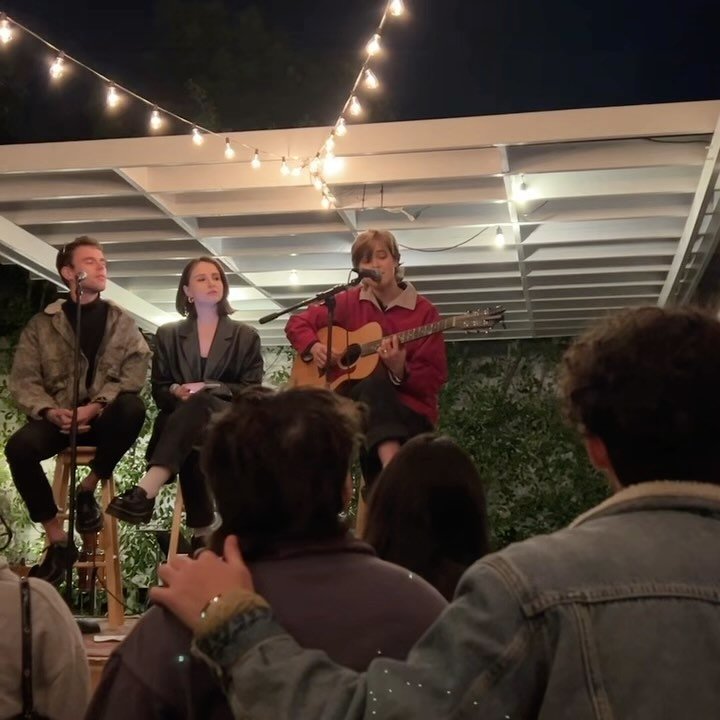 me when I play the piano 🧍&zwj;♀️