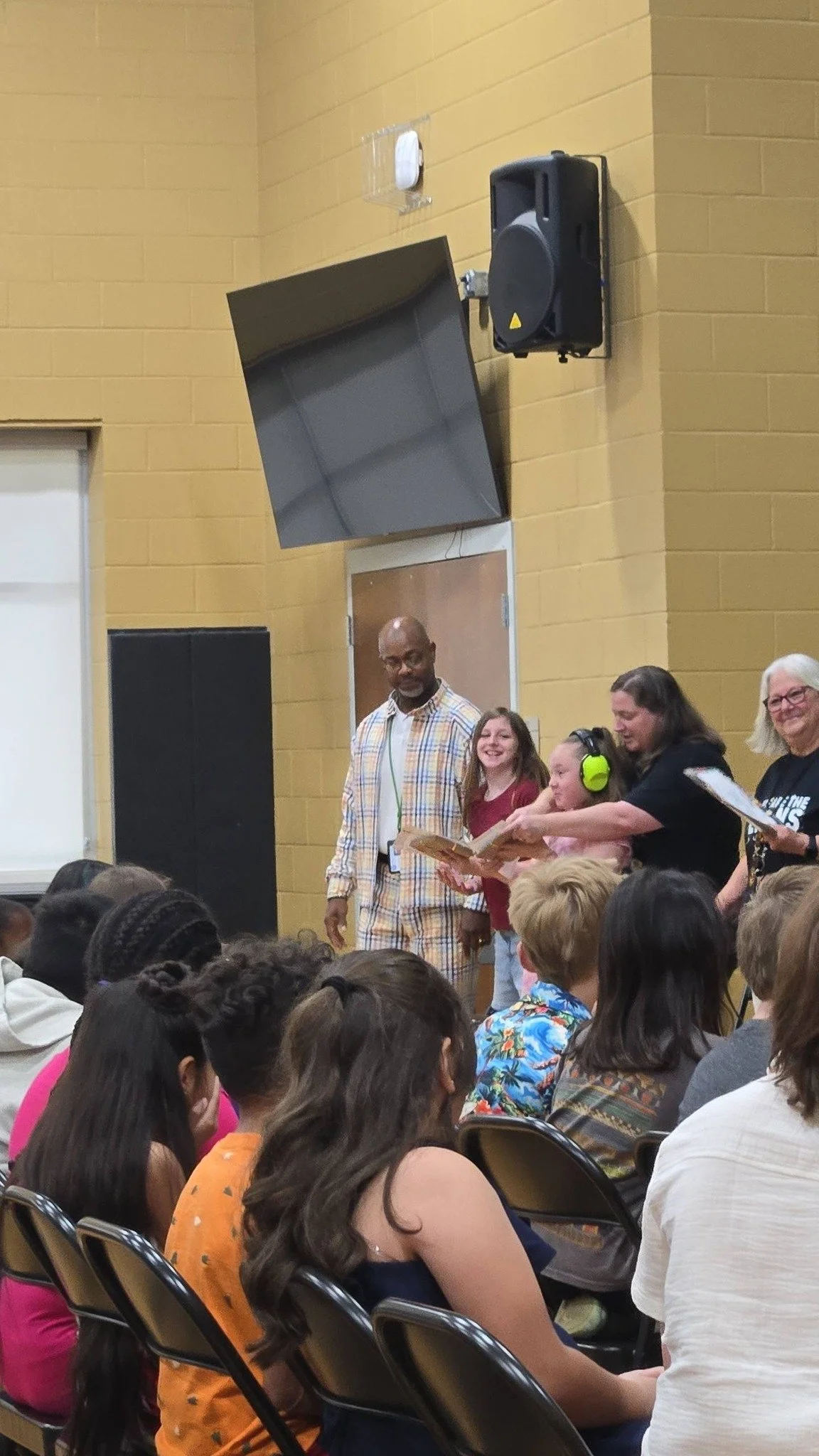 Baby girl got a reading award and an A honor roll award today! Blew thru 3rd grade like it was nothing 🥹