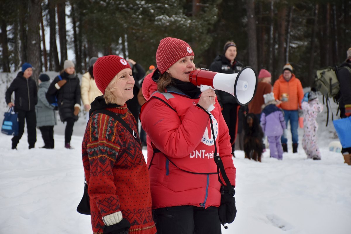 Et par hundre kastet seg i Mjøsa: – Jeg er bare helt i ekstase! Dette var utrolig artig! (HA, 01.01.25)