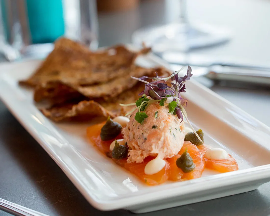 couples-lakeview-meal.webp