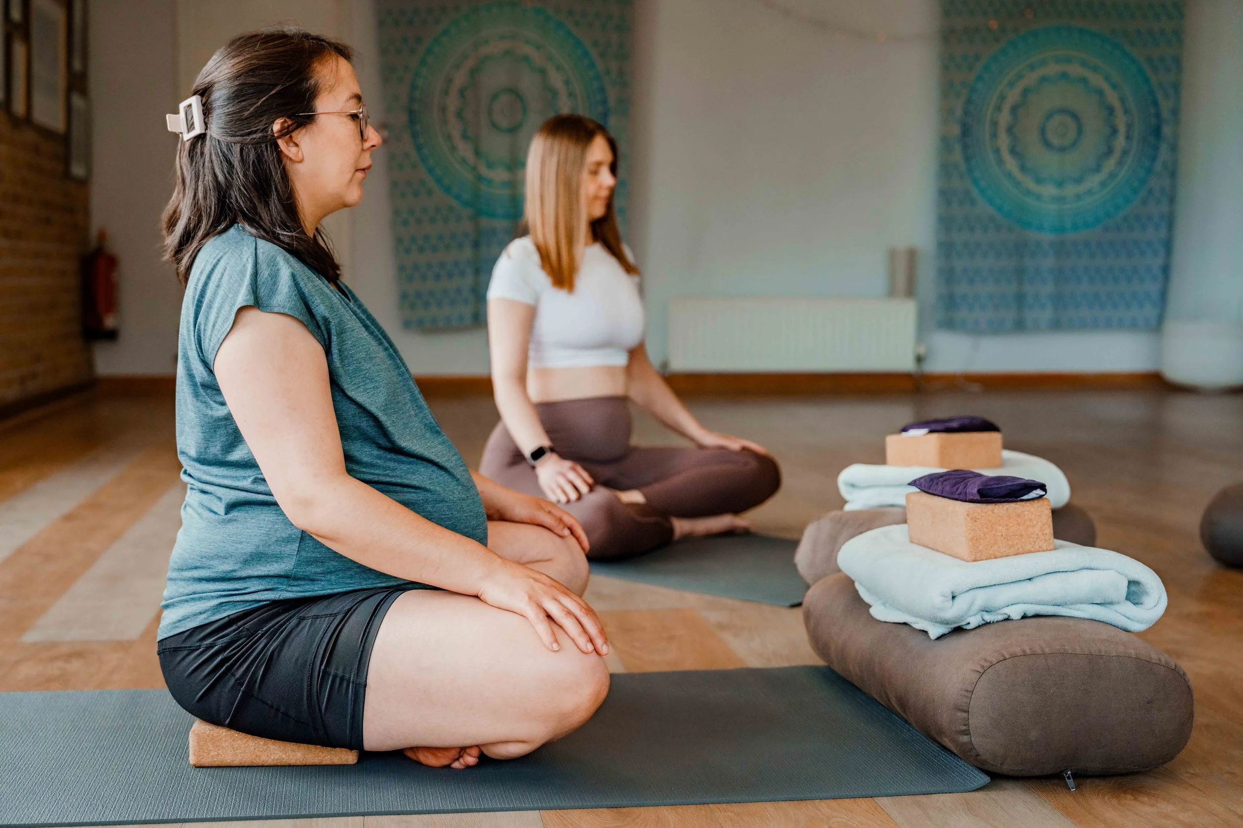 72dpi_DSC05615_JasmineYoga_EmmaSolomonPhotography.jpg