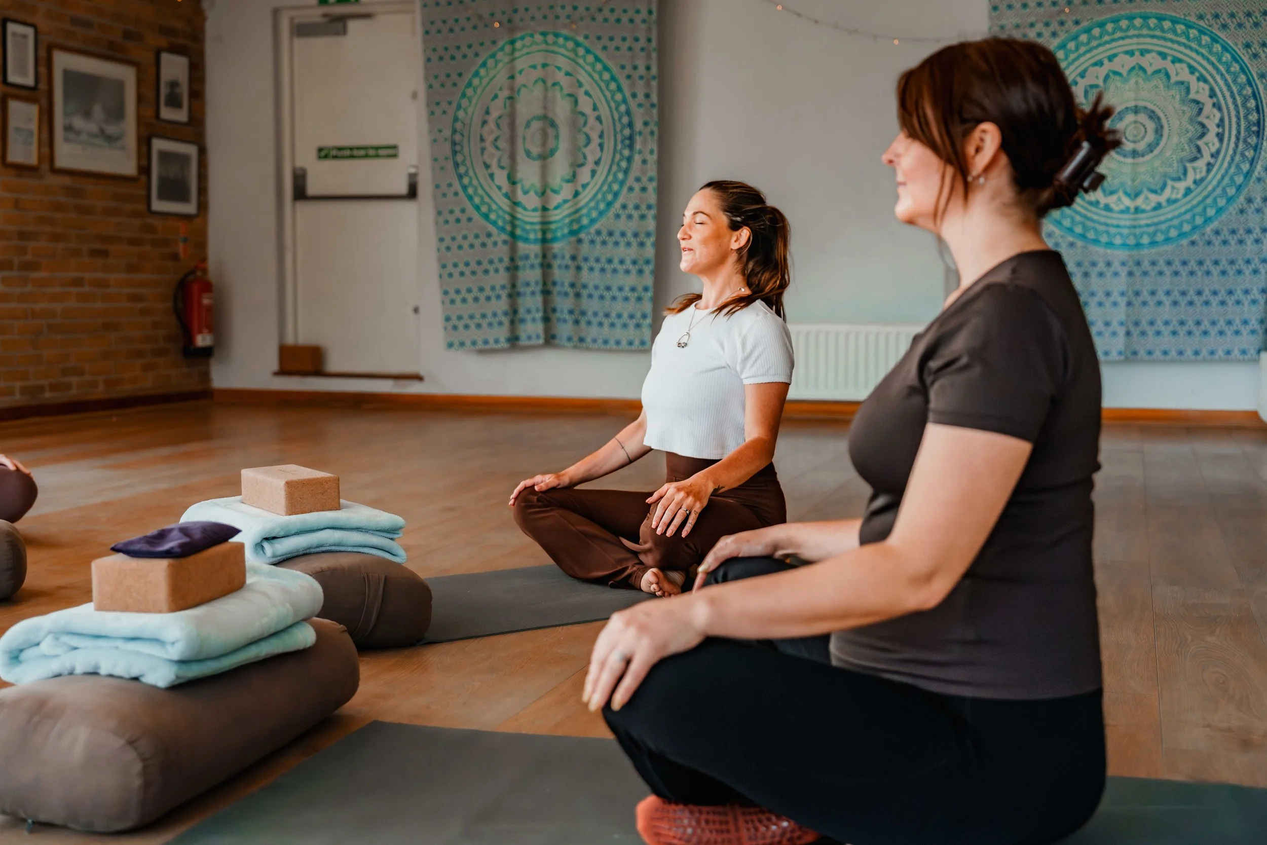 72dpi_DSC05612_JasmineYoga_EmmaSolomonPhotography.jpg