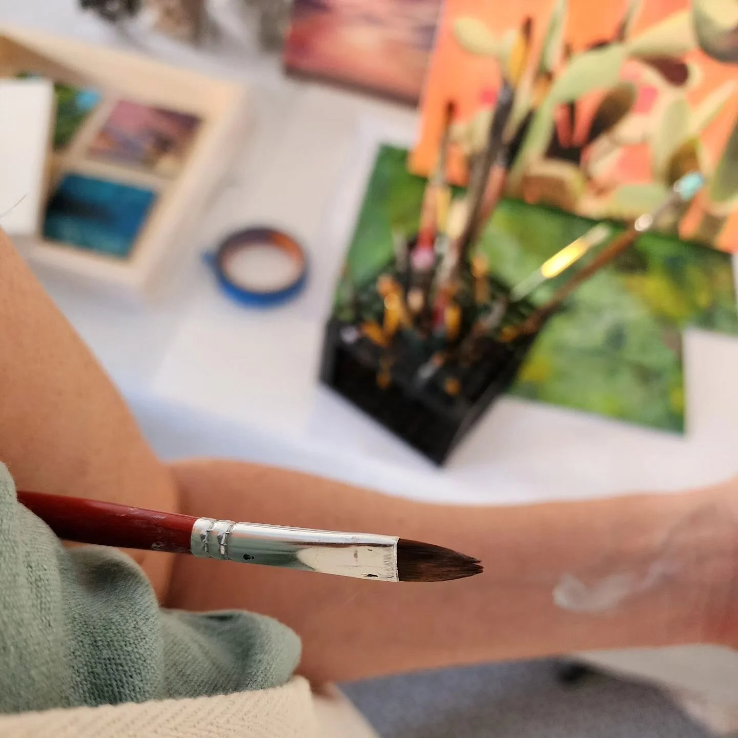 Found this guy under my arm, I don't know how long he was there for. I had two in one hand, one in the other and one in my mouth too. 😅 I'd call that a good sign I was getting some painting done 😁
Anybody else do this?

#perthartist #paintbrush #ac
