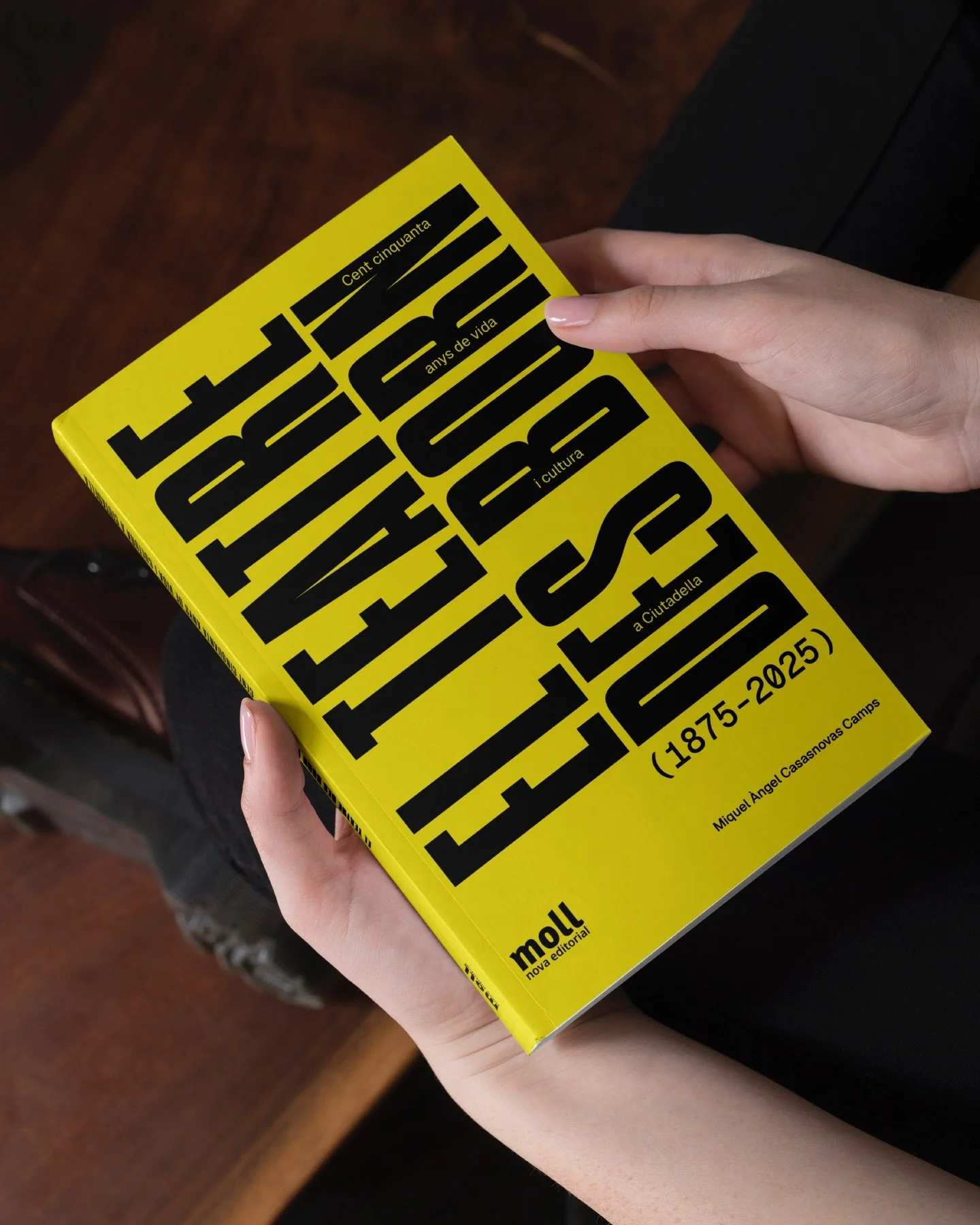 Detall interior de portada i contraportada amb solapa.

Llibre: Es Teatre des Born (1875-2025) Cent cinquanta anys de vida i cultura a Ciutadella.
&copy; Miquel &Agrave;ngel Casasnovas Camps
Primera edici&oacute;: octubre 2025
Editorial: @novaeditori