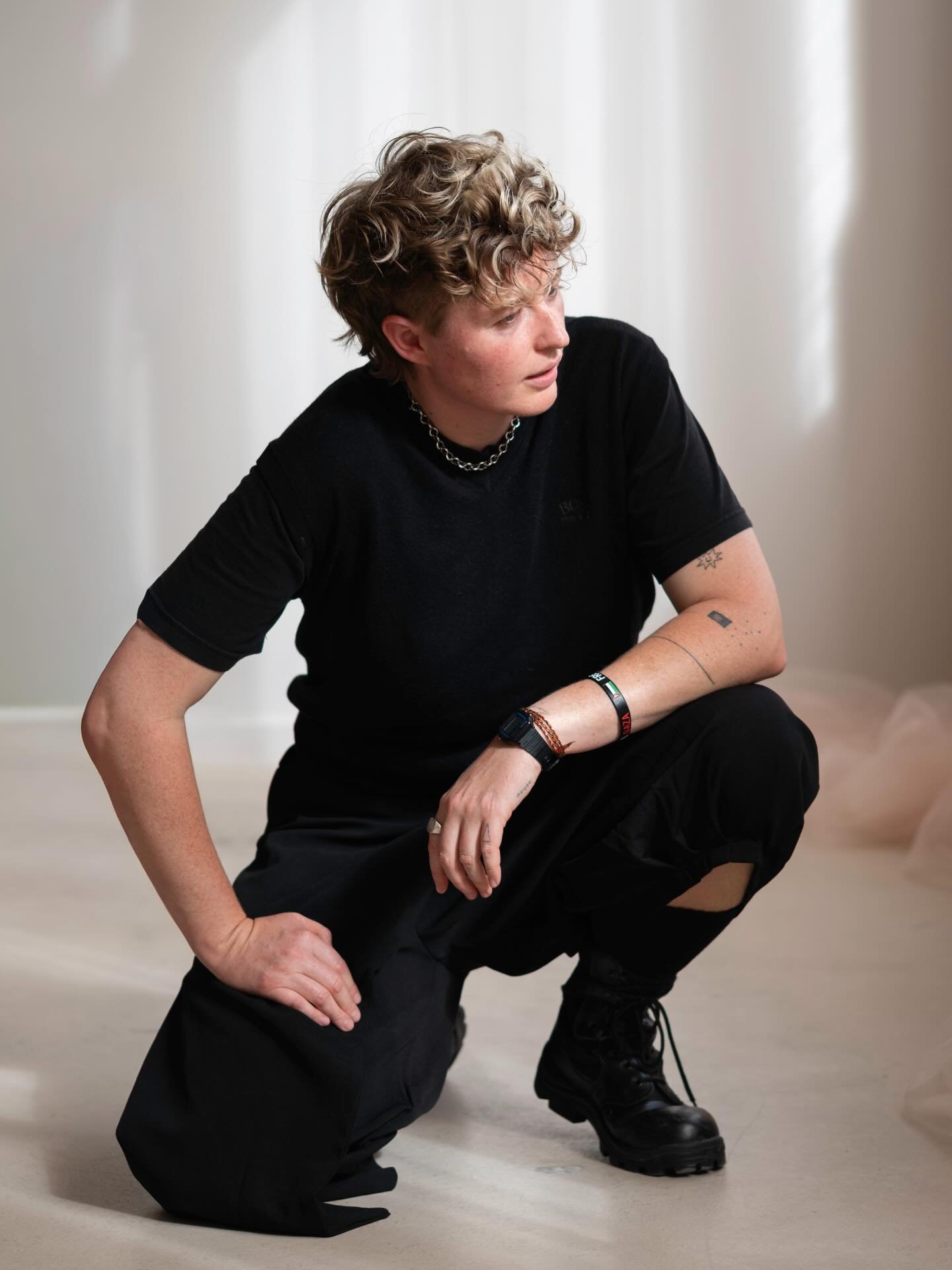 A photo from this week, captured at @studio__lys 
All natural light. 

Model: Obi
Camera: Fujifilm X-T5
Location: Studio Lys
Photography: @sophi_roar