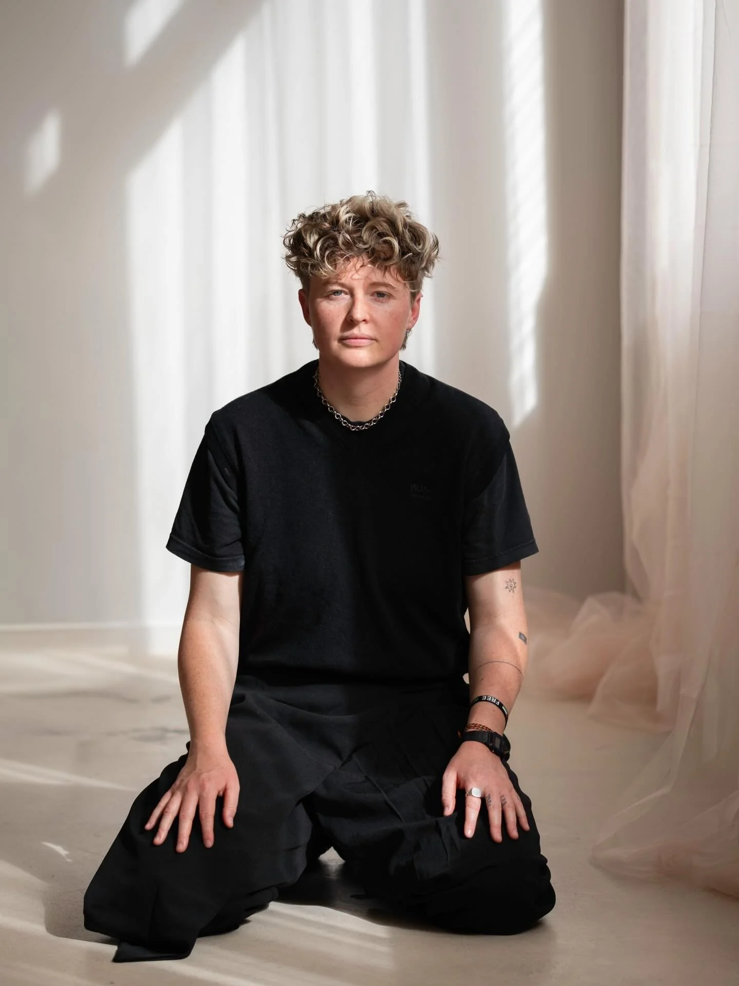 A photo from this week, captured at @studio__lys 
All natural light. 

Model: Obi
Camera: Fujifilm X-T5
Location: Studio Lys
Photography: @sophi_roar