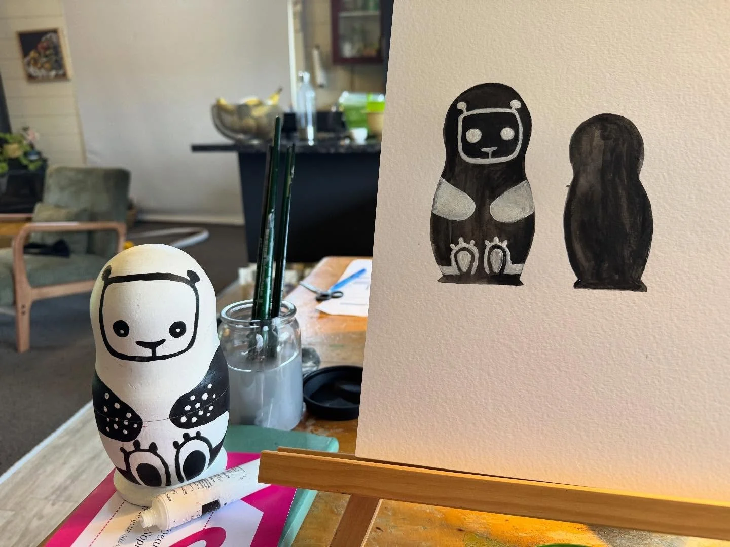 Leaving things to the eleventh hour for @openstudios.whanganui eh?

Painting an inverse version of some Babushka Nesting Dolls I made while pregnant with my first pēpē.