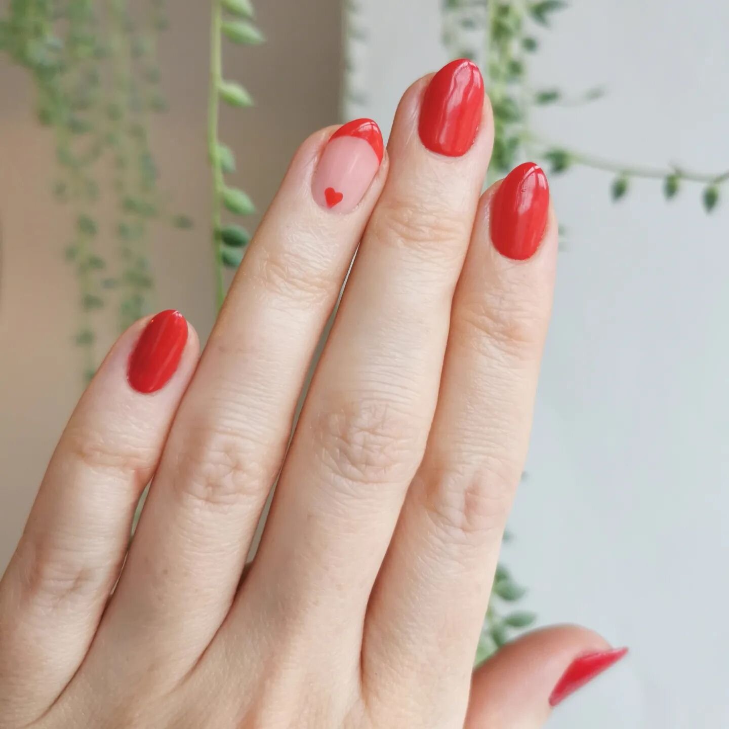I saw that trend train, I got on it, and I'm not sorry ❤️💅

*disclaimer - I dooo find many Valentines trends/expectations a bit bleugh, but red claws always make me happy whatever the season, so... 😉

#redmanicure #rednailsmakemehappy #rednails❤️ #