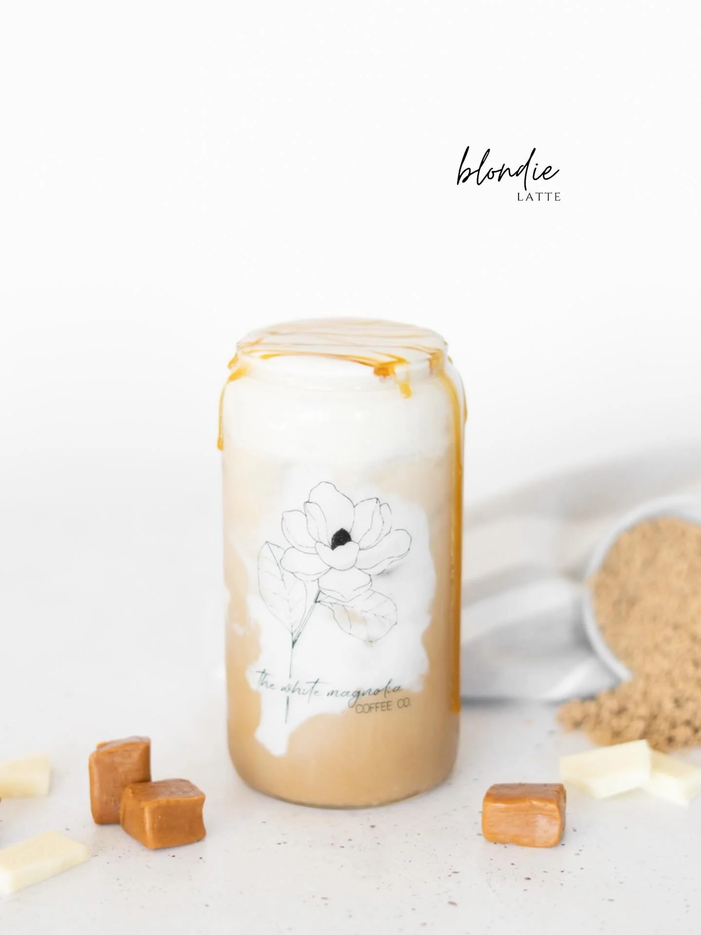 The Blondie Latte is back!
Smooth and velvety with white chocolate, warm notes of brown sugar, and a hint of butterscotch. Finished with sweet cream and a caramel drizzle.