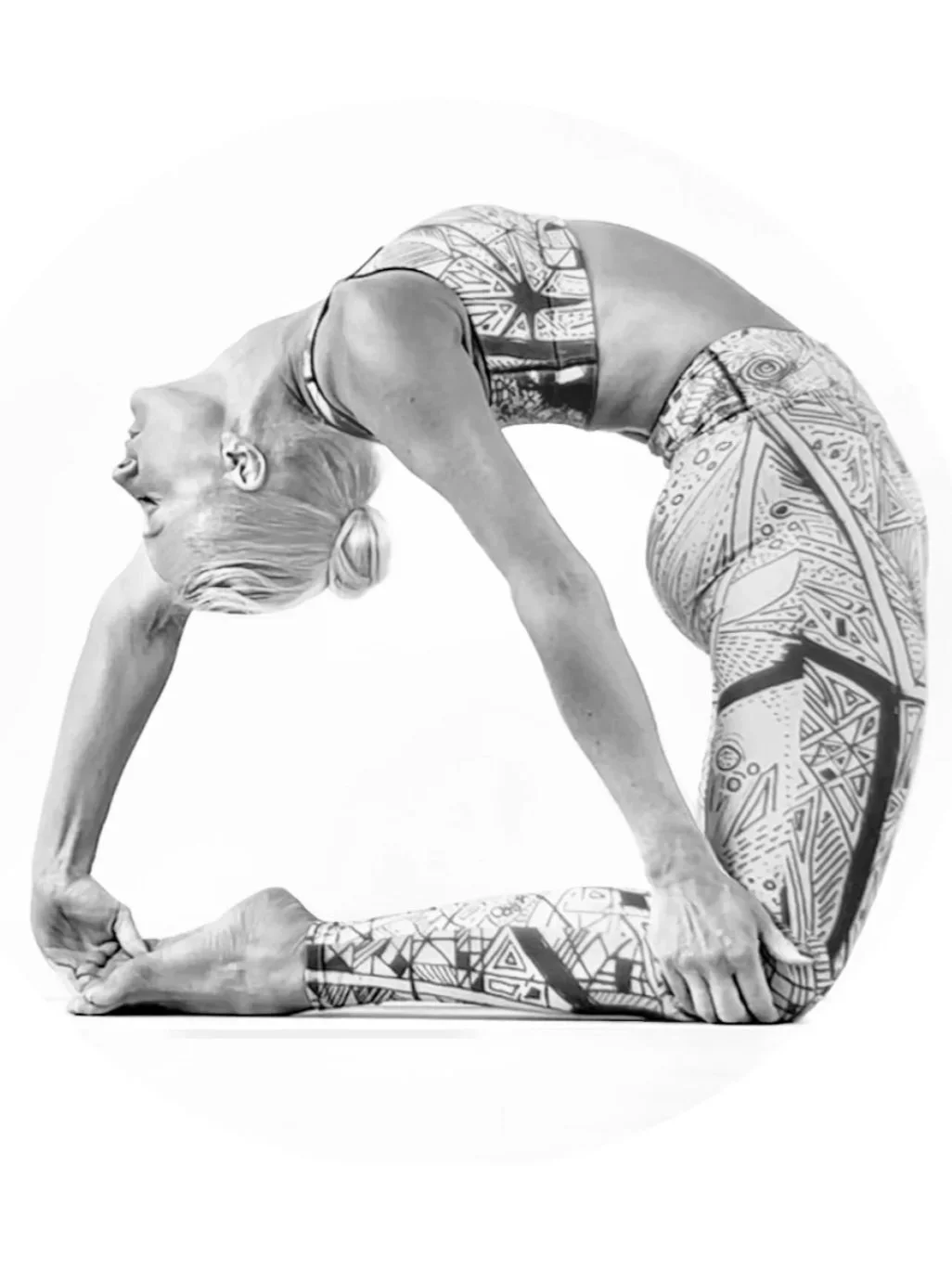 I am so happy with these colorful printed outfits in the most amazing color combinations! Soft, flexible and comfortable for every yoga practice. The fitting is perfect for deep forward folds and it feels like a second skin during my flow classes! Ab