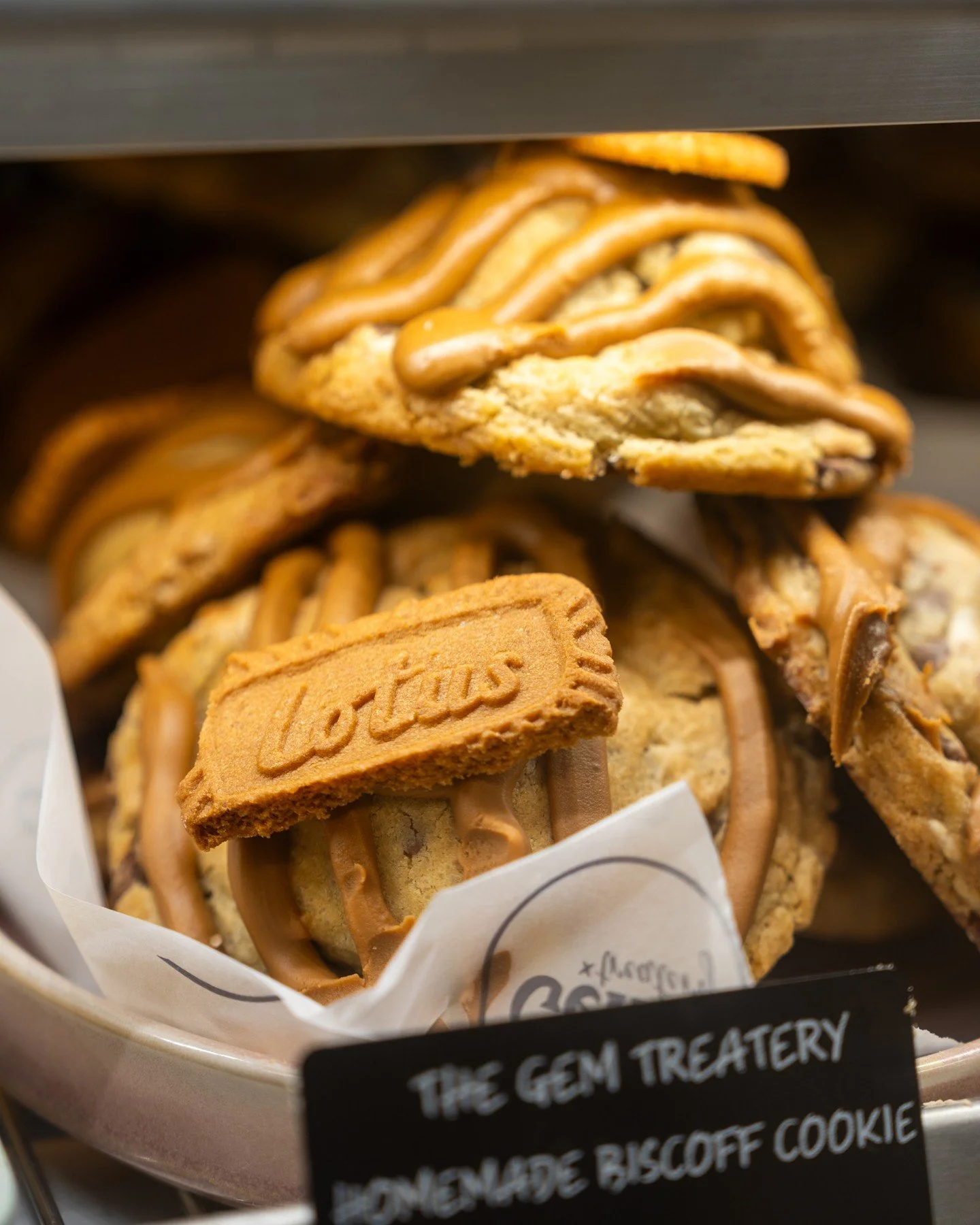 Which flavour cookie to choose at The Gem Treatery?⁠
⁠
Our cookies are pure proof that magic is homemade ✨⁠
⁠
From the spiced crunch of Biscoff to the creamy hazelnut soul of Kinder Bueno, you know you want one, call in for what your coffee break has