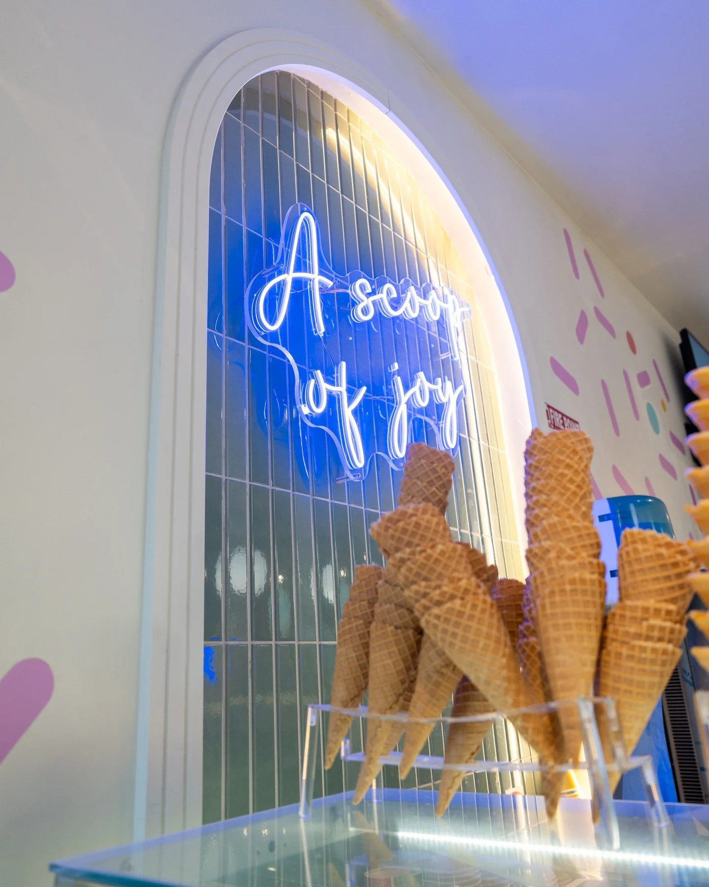 Everything tastes better when it&rsquo;s shared! ⁠
⁠
Grab a big fresh scoop and a couple of spoons, bring a friend, a sibling, or a grandparent for a little afternoon treat 🍦❤️