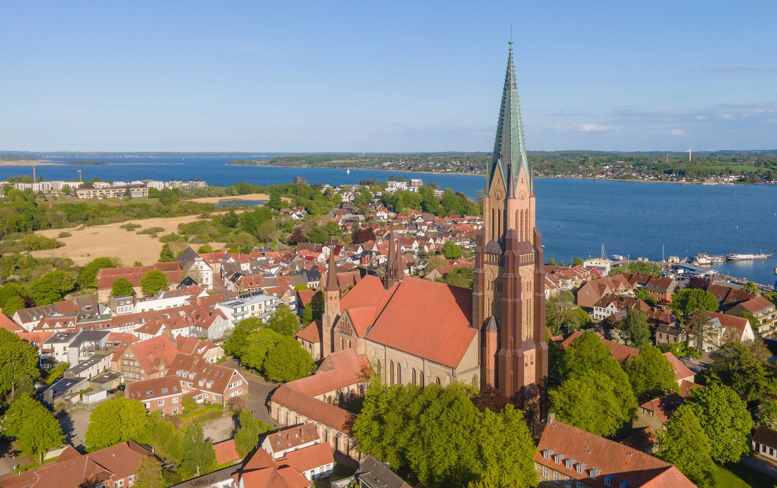 dom zu schleswig aus der Luft mit blick über die schlei