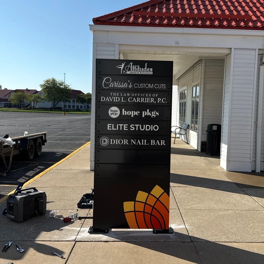 We recently fabricated and installed new double-sided directory signs at Holland Town Center. These are great for this setting because the tenant signs can be easily updated as needed! 

🔸
🔸
🔸

 #custom #fabrication #craftsmanship #directorysigns 