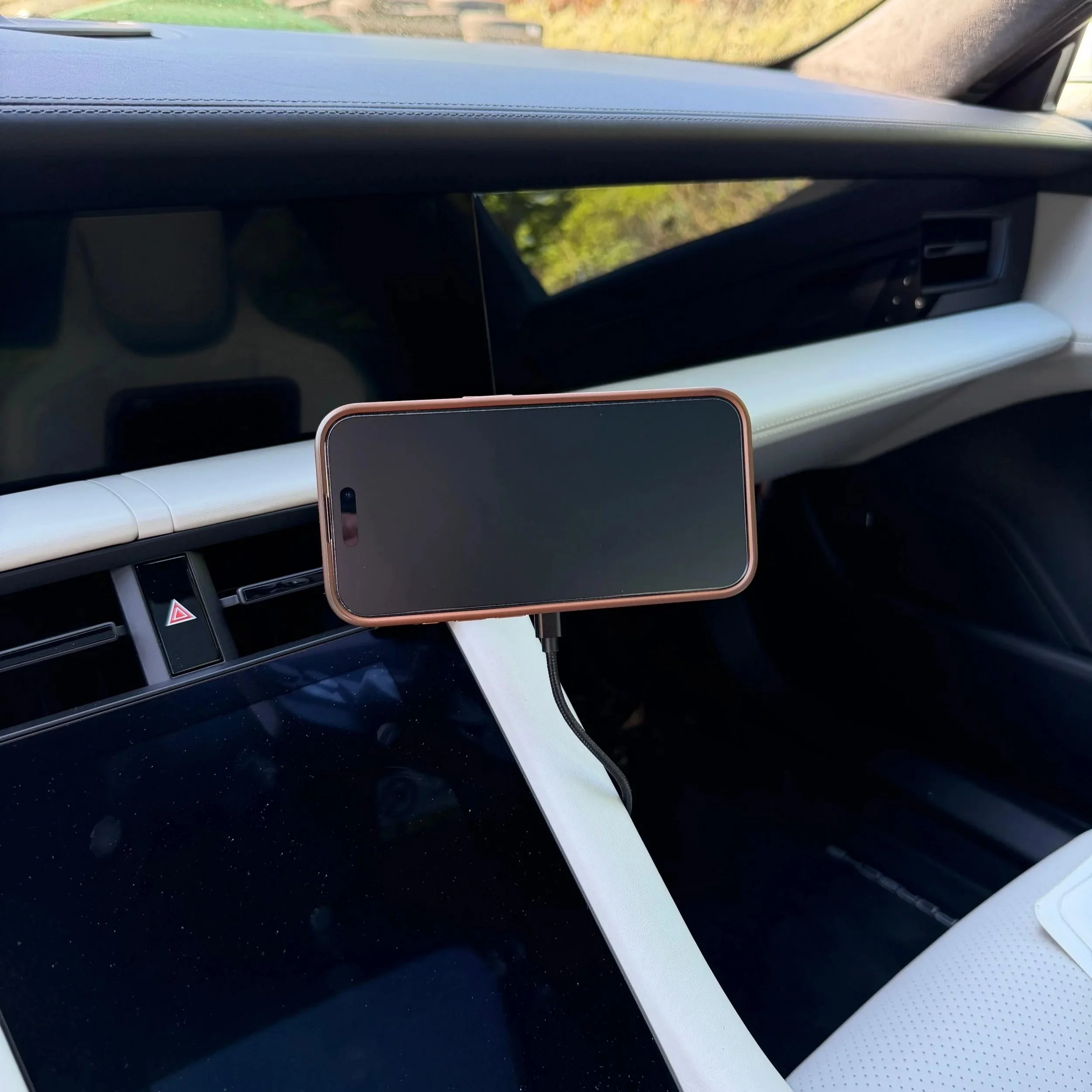 Smartphonehalter+Porsche+Taycan+Handyhalter+DTW+Engineering+3.jpg