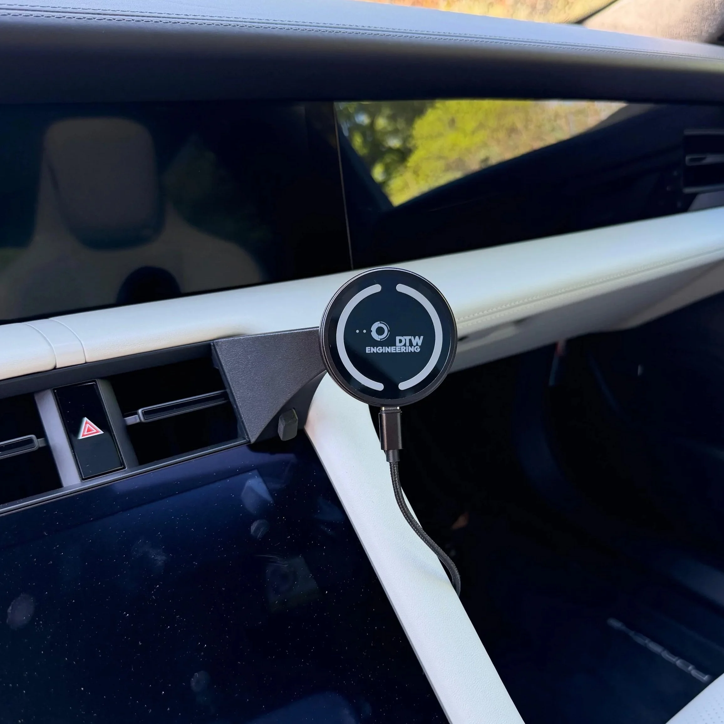 Smartphonehalter+Porsche+Taycan+Handyhalter+DTW+Engineering+1.jpg
