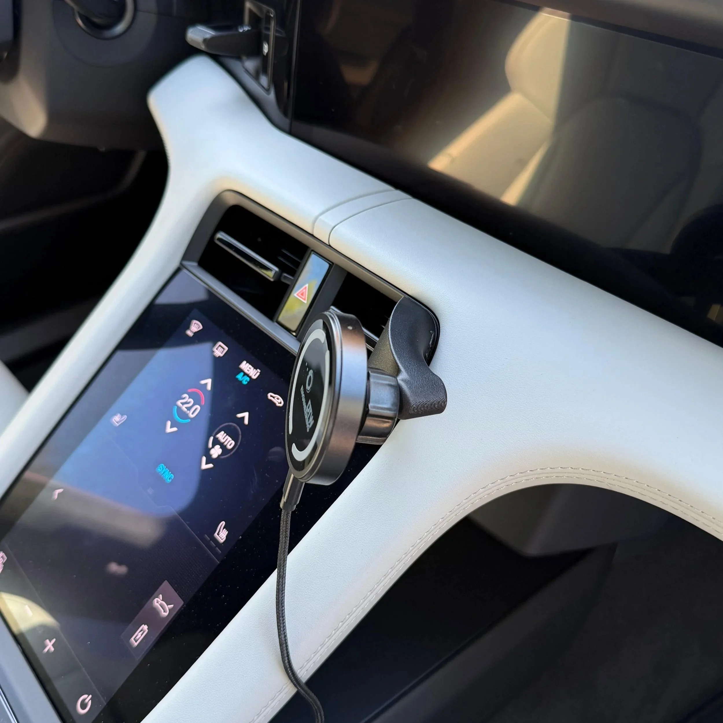 Smartphonehalter+Porsche+Taycan+Handyhalter+DTW+Engineering+4.jpg