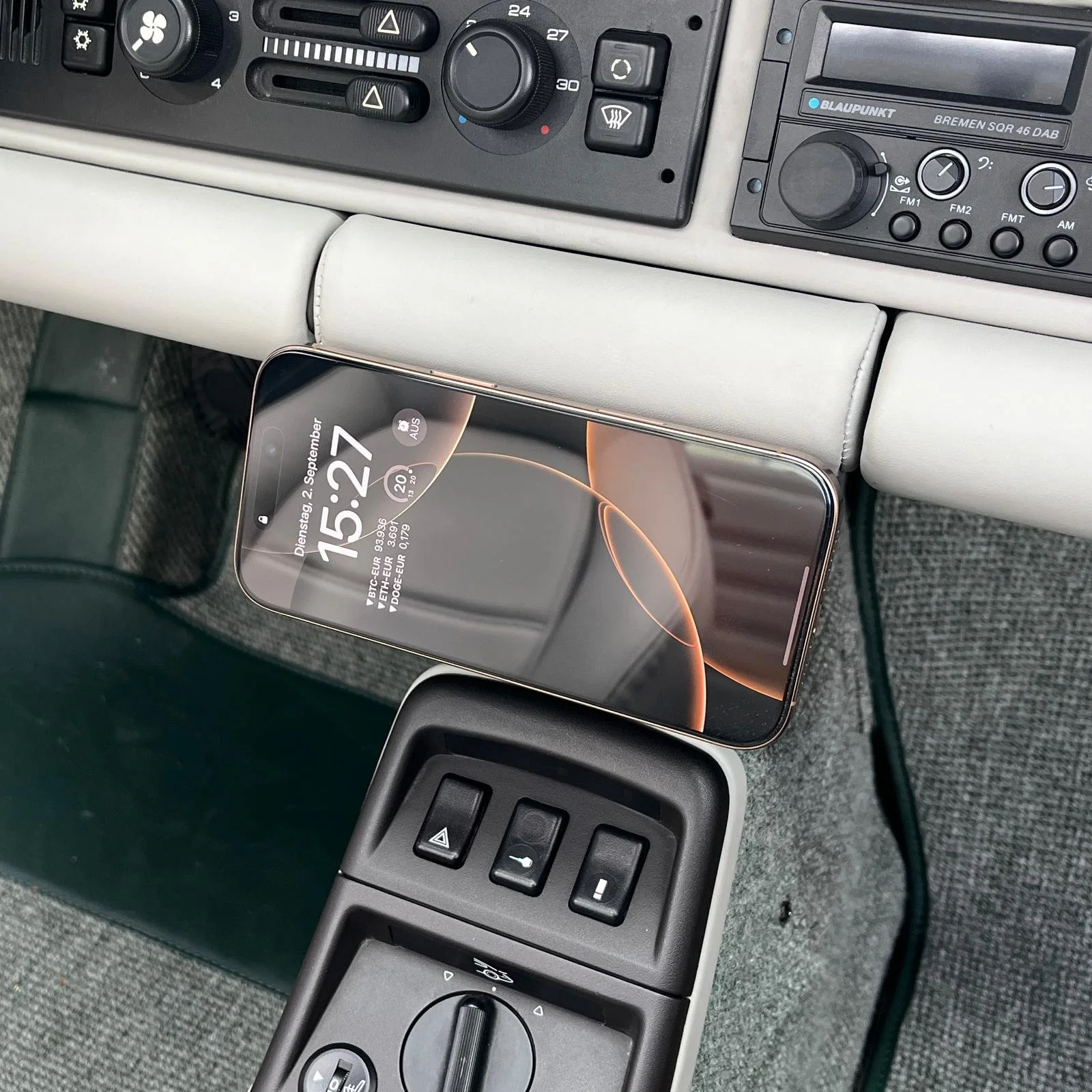 Smartphonehalter Porsche 964 ohne Airbag Handyhalter DTW Engineering 4.jpg
