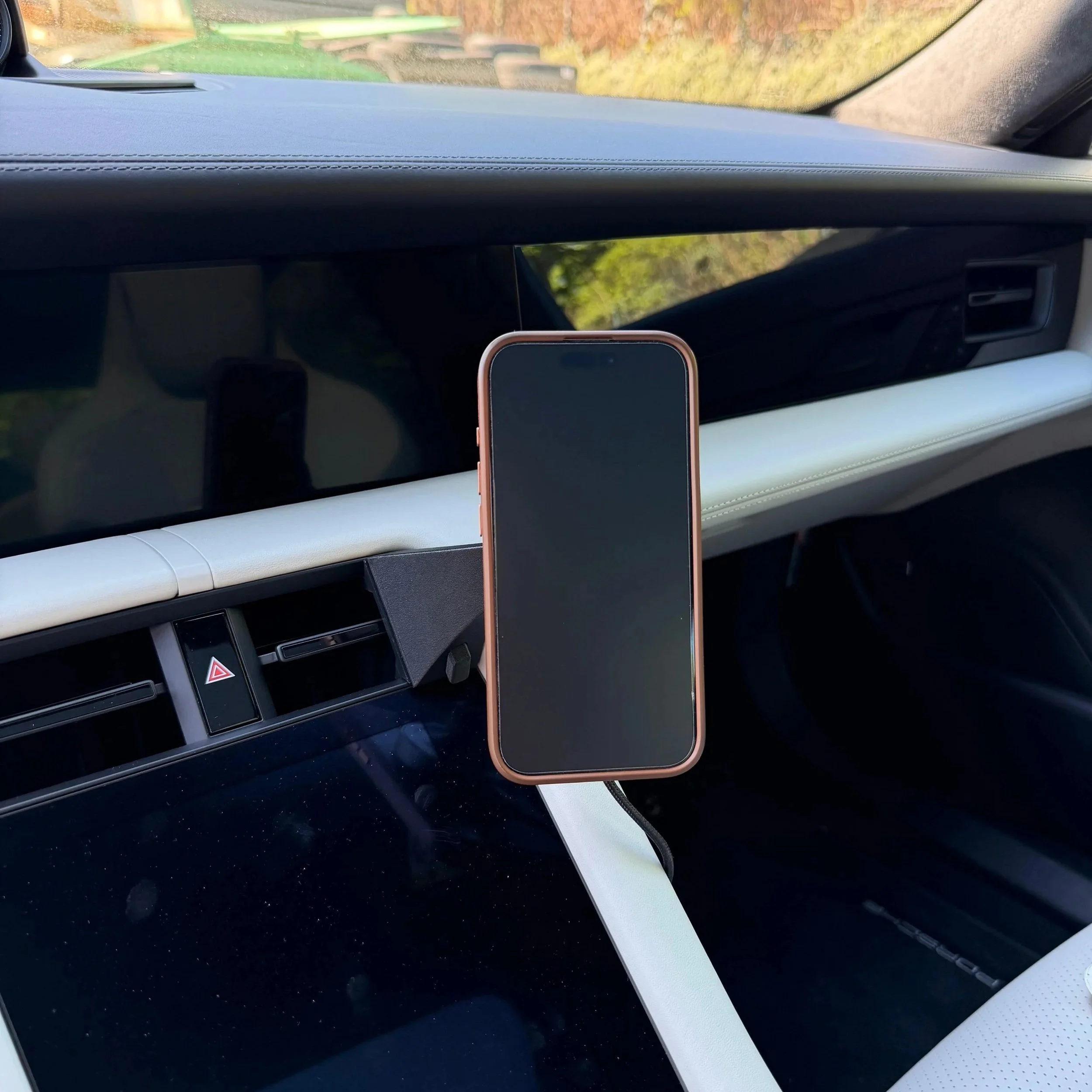 Smartphonehalter+Porsche+Taycan+Handyhalter+DTW+Engineering+2.jpg